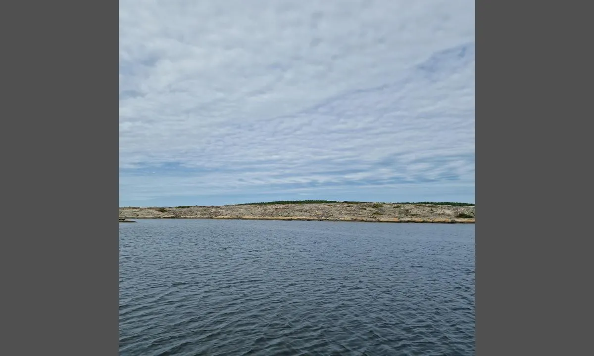 Utgårdkilen - Vesterøy: {"base": "no", "no": "Vest/Sauholmen", "se": "V\u00e4st/Sauholmen", "en": "West/Sauholmen", "da": "Vest/Sauholmen"}