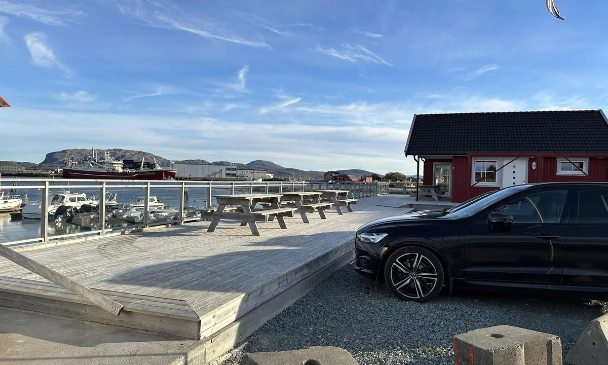 Uthaug: {"base": "no", "no": "Flott uteomr\u00e5de", "se": "Fantastiskt utomhusomr\u00e5de", "en": "Great outdoor area", "da": "Flot udend\u00f8rsomr\u00e5de"}