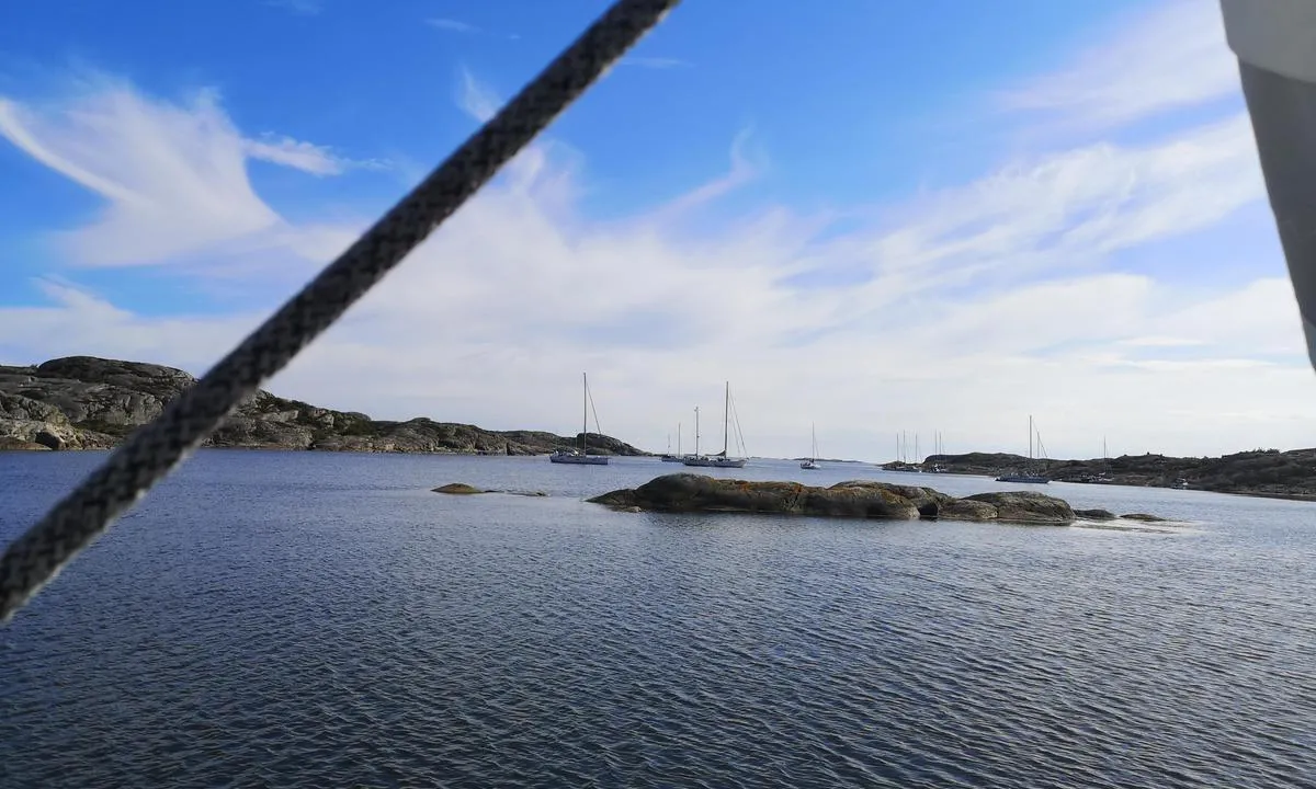 Utkäften: {"base": "se", "no": "Kjempekoselig naturhavn med plass til veldig mange b\u00e5ter. Hit drar vi ofte! Bildet er tatt fra plassene innerst i viken.", "se": "J\u00e4ttemysig naturhamn med plats f\u00f6r v\u00e4ldigt m\u00e5nga b\u00e5tar. Hit \u00e5ker vi ofta! Bilden \u00e4r tagen fr\u00e5n platserna l\u00e4ngst in i viken.", "en": "Very cozy natural harbour with space for a lot of boats. We come here often! The picture is taken from the spots at the innermost part of the bay.", "da": "Superhyggelig naturhavn med plads til rigtig mange b\u00e5de. Vi tager ofte hertil! Billedet er taget fra pladserne l\u00e6ngst inde i bugten."}
