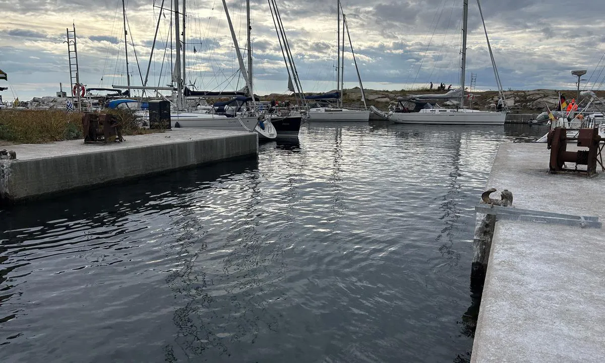 Utklippan: {"base": "no", "no": "Inn til havna fra N\u00d8", "se": "In till hamnen fr\u00e5n NO", "en": "Into the harbor from NE", "da": "Ind til havnen fra N\u00d8", "fr": "Depuis le NO jusqu'au port", "de": "Einlaufen in den Hafen von NE", "es": "Hacia el puerto desde el NE", "it": "Da NO al porto", "pt": "Para o porto a partir de NE", "nl": "Ingang naar de haven vanaf NO", "pl": "Do portu od NE", "uk": "\u0414\u043e \u043f\u043e\u0440\u0442\u0443 \u0437\u0456 \u043f\u0456\u0432\u043d\u0456\u0447\u043d\u043e-\u0441\u0445\u0456\u0434\u043d\u043e\u0433\u043e \u043d\u0430\u043f\u0440\u044f\u043c\u043a\u0443", "ro": "Intrare \u00een port din NE", "tr": "Liman\u0131n kuzeydo\u011fusundan i\u00e7eri", "el": "\u03a0\u03c1\u03bf\u03c2 \u03c4\u03bf \u03bb\u03b9\u03bc\u03ac\u03bd\u03b9 \u03b1\u03c0\u03cc \u03c4\u03b1 \u0392\u0391", "cs": "Do p\u0159\u00edstavu od sevvero-v\u00fdchodu", "hu": "Bej\u00e1rat a kik\u00f6t\u0151h\u00f6z \u00c9K-r\u00f3l", "fi": "Saapuminen satamaan koillisesta", "bg": "\u041f\u043e\u0434\u0445\u043e\u0434 \u043a\u044a\u043c \u043f\u0440\u0438\u0441\u0442\u0430\u043d\u0438\u0449\u0435\u0442\u043e \u043e\u0442 \u0421\u0418", "sr": "Ulaz u luku sa severoistoka", "et": "Sisse sadamasse P\u00d5", "lv": "Uz ostu no ZA", "lt": "\u012e uost\u0105 i\u0161 \u0160V"}