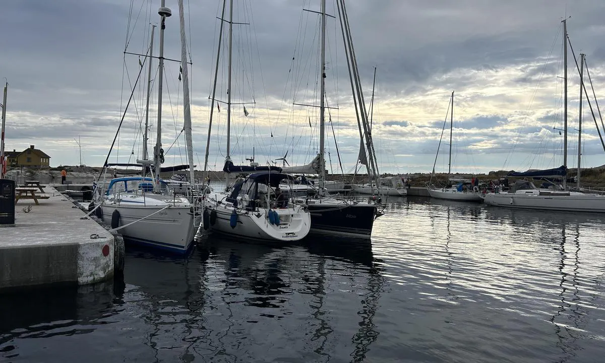 Utklippan: {"base": "no", "no": "Popul\u00e6r hamn", "se": "Popul\u00e4r hamn", "en": "Popular harbor", "da": "Popul\u00e6r havn", "fr": "Port populaire", "de": "Beliebter Hafen", "es": "Puerto popular", "it": "Porto popolare", "pt": "Porto popular", "nl": "Populaire haven", "pl": "Popularny port", "uk": "\u041f\u043e\u043f\u0443\u043b\u044f\u0440\u043d\u0430 \u0433\u0430\u0432\u0430\u043d\u044c", "ro": "Port popular", "tr": "Pop\u00fcler liman", "el": "\u0394\u03b7\u03bc\u03bf\u03c6\u03b9\u03bb\u03ad\u03c2 \u03bb\u03b9\u03bc\u03ac\u03bd\u03b9", "cs": "Popul\u00e1rn\u00ed p\u0159\u00edstav", "hu": "N\u00e9pszer\u0171 kik\u00f6t\u0151", "fi": "Suosittu satama", "bg": "\u041f\u043e\u043f\u0443\u043b\u044f\u0440\u043d\u043e \u043f\u0440\u0438\u0441\u0442\u0430\u043d\u0438\u0449\u0435", "sr": "Popularna luka", "et": "Populaarne sadam", "lv": "Popul\u0101ra osta", "lt": "Populiari prieplauka"}