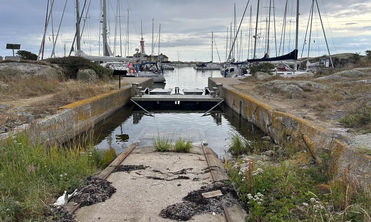 Utklippan: {"base": "no", "no": "Havna sett fra N mot S. Rob\u00e5tene til bruk for gjester midt i bildet.", "se": "Hamn sedd fr\u00e5n N mot S. Roddb\u00e5tar f\u00f6r g\u00e4ster i mitten av bilden.", "en": "The harbor viewed from N to S. The rowboats for guest use are in the center of the image.", "da": "Havnen set fra N mod S. Rob\u00e5dene til brug for g\u00e6ster midt i billedet.", "fr": "Le port vu du nord au sud. Les bateaux \u00e0 rames pour les invit\u00e9s au centre de l'image.", "de": "Der Hafen von N nach S gesehen. Die Ruderboote f\u00fcr G\u00e4ste befinden sich in der Mitte des Bildes.", "es": "El puerto visto de Norte a Sur. Los botes de remo para uso de los hu\u00e9spedes en el centro de la imagen.", "it": "Il porto visto da N verso S. Le barche a remi per gli ospiti al centro dell'immagine.", "pt": "O porto visto de N para S. Os barcos a remo para uso dos convidados est\u00e3o no meio da imagem.", "nl": "De haven gezien van N naar Z. De roeiboten voor gasten in het midden van de afbeelding.", "pl": "Port widziany od N do S. \u0141odzie wios\u0142owe do dyspozycji go\u015bci po\u015brodku zdj\u0119cia.", "uk": "\u0413\u0430\u0432\u0430\u043d\u044c, \u0432\u0438\u0434 \u0437 \u043f\u0456\u0432\u043d\u043e\u0447\u0456 \u043d\u0430 \u043f\u0456\u0432\u0434\u0435\u043d\u044c. \u0412\u0435\u0441\u043b\u043e\u0432\u0456 \u0447\u043e\u0432\u043d\u0438 \u0434\u043b\u044f \u0433\u043e\u0441\u0442\u0456\u0432 \u043f\u043e\u0441\u0435\u0440\u0435\u0434\u0438\u043d\u0456 \u043d\u0430 \u0437\u043e\u0431\u0440\u0430\u0436\u0435\u043d\u043d\u0456.", "ro": "Portul v\u0103zut de la N spre S. Barcile cu v\u00e2sle disponibile pentru oaspe\u021bi se afl\u0103 \u00een mijlocul imaginii.", "tr": "Liman kuzeyden g\u00fcneye do\u011fru g\u00f6r\u00fclmektedir. Ortadaki resimde misafirlerin kullan\u0131m\u0131na sunulan k\u00fcrekli tekneler.", "el": "\u03a4\u03bf \u03bb\u03b9\u03bc\u03ac\u03bd\u03b9 \u03b1\u03c0\u03cc \u0392\u03bf\u03c1\u03c1\u03ac \u03c0\u03c1\u03bf\u03c2 \u039d\u03cc\u03c4\u03bf. \u039f\u03b9 \u03b2\u03ac\u03c1\u03ba\u03b5\u03c2 \u03ba\u03bf\u03c5\u03c0\u03b9\u03ce\u03bd \u03b3\u03b9\u03b1 \u03c7\u03c1\u03ae\u03c3\u03b7 \u03b1\u03c0\u03cc \u03c4\u03bf\u03c5\u03c2 \u03b5\u03c0\u03b9\u03c3\u03ba\u03ad\u03c0\u03c4\u03b5\u03c2 \u03c3\u03c4\u03b7 \u03bc\u03ad\u03c3\u03b7 \u03c4\u03b7\u03c2 \u03b5\u03b9\u03ba\u03cc\u03bd\u03b1\u03c2.", "cs": "P\u0159\u00edstav vid\u011bn\u00fd ze severu na jih. Veslice pro hosty uprost\u0159ed obr\u00e1zku.", "hu": "A kik\u00f6t\u0151 \u00e9szakr\u00f3l d\u00e9l fel\u00e9 n\u00e9zve. A vend\u00e9gek \u00e1ltal haszn\u00e1lt evez\u0151s cs\u00f3nakok a k\u00e9p k\u00f6zep\u00e9n.", "fi": "Satama n\u00e4htyn\u00e4 N etel\u00e4\u00e4n. Vierasvenesatamaa k\u00e4ytt\u00e4vien airoveneet keskell\u00e4 kuvaa.", "bg": "\u041f\u0440\u0438\u0441\u0442\u0430\u043d\u0438\u0449\u0435\u0442\u043e, \u0433\u043b\u0435\u0434\u0430\u043d\u043e \u043e\u0442 \u0441\u0435\u0432\u0435\u0440 \u043a\u044a\u043c \u044e\u0433. \u0413\u0440\u0435\u0431\u043d\u0438\u0442\u0435 \u043b\u043e\u0434\u043a\u0438 \u0437\u0430 \u043f\u043e\u043b\u0437\u0432\u0430\u043d\u0435 \u043e\u0442 \u0433\u043e\u0441\u0442\u0438\u0442\u0435 \u0441\u0430 \u0432 \u0446\u0435\u043d\u0442\u044a\u0440\u0430 \u043d\u0430 \u0438\u0437\u043e\u0431\u0440\u0430\u0436\u0435\u043d\u0438\u0435\u0442\u043e.", "sr": "\u041b\u0443\u043a\u0430 \u043f\u043e\u0441\u043c\u0430\u0442\u0440\u0430\u043d\u0430 \u0441\u0430 \u0421 \u043f\u0440\u0435\u043c\u0430 \u0408. \u0427\u0430\u043c\u0446\u0438 \u043d\u0430 \u0432\u0435\u0441\u043b\u0430 \u0437\u0430 \u0433\u043e\u0441\u0442\u0435 \u0443 \u0441\u0440\u0435\u0434\u0438\u043d\u0438 \u0441\u043b\u0438\u043a\u0435.", "et": "Sadam vaadatuna p\u00f5hjast l\u00f5unasse. K\u00fclaliste kasutamiseks m\u00f5eldud aerupaadid keskel.", "lv": "Osta redzama no Z uz D. Airu laivas viesu lieto\u0161anai att\u0113la vid\u016b.", "lt": "Uostas matomas i\u0161 \u0160 \u012f P. Valtis sve\u010diams yra nuotraukos viduryje."}