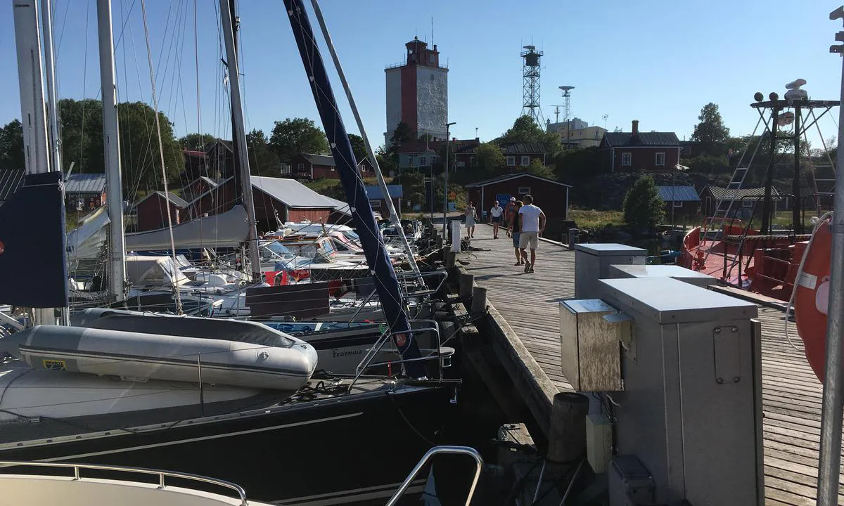 Utö (Finska): {"base": "no", "no": "Kort vei til Ut\u00f6 fyr fra gjestebrygga", "se": "Kort v\u00e4g till Ut\u00f6 fyr fr\u00e5n g\u00e4stbryggan", "en": "Short distance to Ut\u00f6 lighthouse from the guest pier", "da": "Kort vej til Ut\u00f6 fyr fra g\u00e6stebroen"}