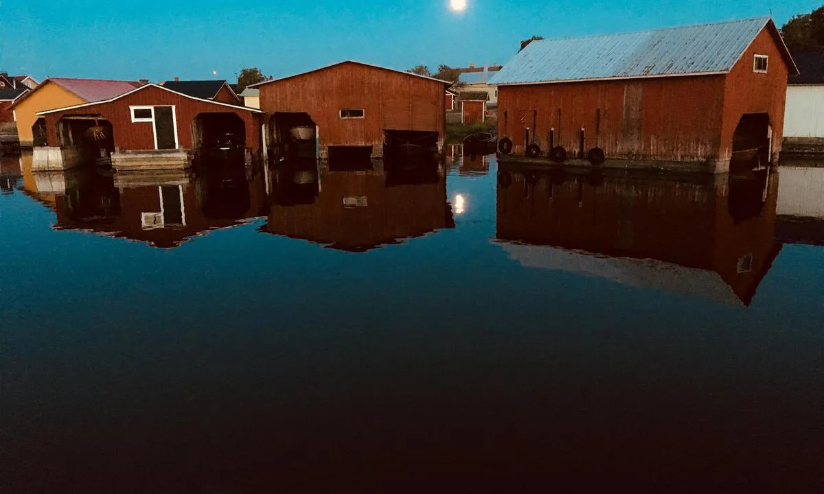 Utö (Finska): {"base": "no", "no": "Idyll i gjestehavna", "se": "Idyll i g\u00e4sthamnen", "en": "Idyll in the guest harbor", "da": "Idyl i g\u00e6stehavnen"}