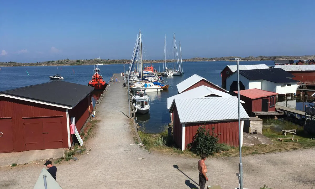 Utö (Finska): Kai med gjesteplasser på østsiden. Fortøy med bau inn og hekkanker. Grunt på de innerste plassene (<2 m).