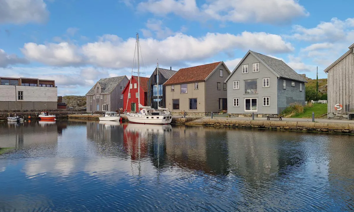Utsira - Nordvikvågen: {"base": "en", "no": "Den indre havnen er sv\u00e6rt godt skjermet. B\u00e5ter ligger langs siden. Sm\u00e5 metallbommer letter fort\u00f8yningen.\nIngen tjenester tilgjengelig. Utsikt mot \u00f8stsiden.", "se": "Den inre hamnen \u00e4r mycket v\u00e4l skyddad. B\u00e5tar ligger l\u00e4ngs med bryggan. Sm\u00e5 metallbojler underl\u00e4ttar f\u00f6rt\u00f6jningen. Inga tj\u00e4nster finns. Utsikt \u00f6ver \u00f6stra sidan.", "en": "The inner harbour is extremely well sheltered. Boats lies along side. Small metal bollards ease the mooring.\r\nNo services at all. View of the east side.", "da": "Den indre havn er s\u00e6rdeles godt l\u00e6. B\u00e5de ligger langs kajen. Sm\u00e5 metalbomme letter fort\u00f8jningen.\nIngen faciliteter overhovedet. Udsigt over \u00f8stsiden.", "fr": "Le port int\u00e9rieur est extr\u00eamement bien prot\u00e9g\u00e9. Les bateaux s'amarrent le long des quais. De petits bittes en m\u00e9tal facilitent l'amarrage.\nAucun service disponible. Vue sur le c\u00f4t\u00e9 est.", "de": "Der innere Hafen ist \u00e4u\u00dferst gut gesch\u00fctzt. Boote liegen l\u00e4ngsseits. Kleine Metallpoller erleichtern das Anlegen. Keine Dienstleistungen vorhanden. Blick auf die Ostseite.", "es": "El puerto interior est\u00e1 extremadamente bien protegido. Los barcos se alinean en el costado. Peque\u00f1os bolardos met\u00e1licos facilitan el amarre.\nNo hay servicios en absoluto. Vista del lado este.", "it": "Il porto interno \u00e8 estremamente ben riparato. Le barche sono ormeggiate lungo il lato. Piccoli bitte di metallo facilitano l'ormeggio. Nessun servizio disponibile. Vista del lato est.", "pt": "O porto interior \u00e9 extremamente bem abrigado. Os barcos ficam amarrados ao lado. Pequenos bittes de metal facilitam o amarrage.\nN\u00e3o h\u00e1 servi\u00e7os dispon\u00edveis. Vista para o lado leste.", "nl": "De binnenhaven is uiterst goed beschut. Boten liggen langs de kade. Kleine metalen bolders vergemakkelijken het afmeren.\nGeen enkele voorziening. Uitzicht op de oostkant.", "pl": "Wn\u0119trze portu jest doskonale os\u0142oni\u0119te. \u0141odzie cumuj\u0105 burt\u0105 do nabrze\u017ca. Ma\u0142e metalowe s\u0142upki u\u0142atwiaj\u0105 cumowanie.\nBrak jakichkolwiek us\u0142ug. Widok na wschodni\u0105 stron\u0119.", "uk": "\u0412\u043d\u0443\u0442\u0440\u0456\u0448\u043d\u044f \u0433\u0430\u0432\u0430\u043d\u044c \u0434\u0443\u0436\u0435 \u0434\u043e\u0431\u0440\u0435 \u0437\u0430\u0445\u0438\u0449\u0435\u043d\u0430. \u0427\u043e\u0432\u043d\u0438 \u043f\u0440\u0438\u0448\u0432\u0430\u0440\u0442\u043e\u0432\u0430\u043d\u0456 \u0431\u043e\u0440\u0442\u043e\u043c \u0434\u043e \u043f\u0440\u0438\u0447\u0430\u043b\u0443. \u041d\u0435\u0432\u0435\u043b\u0438\u043a\u0456 \u043c\u0435\u0442\u0430\u043b\u0435\u0432\u0456 \u043a\u043d\u0435\u0445\u0442\u0438 \u043f\u043e\u043b\u0435\u0433\u0448\u0443\u044e\u0442\u044c \u0448\u0432\u0430\u0440\u0442\u0443\u0432\u0430\u043d\u043d\u044f. \u041f\u043e\u0441\u043b\u0443\u0433 \u043d\u0435\u043c\u0430\u0454. \u0412\u0438\u0434 \u043d\u0430 \u0441\u0445\u0456\u0434\u043d\u0443 \u0441\u0442\u043e\u0440\u043e\u043d\u0443.", "ro": "Portul interior este extrem de bine ad\u0103postit. Ambarca\u021biunile stau la cheu. St\u00e2lpi metalici mici faciliteaz\u0103 acostarea. Nu exist\u0103 servicii deloc. Vedere spre partea de est.", "tr": "\u0130\u00e7 liman son derece iyi korunmu\u015ftur. Tekneler yan yana ba\u011flan\u0131r. K\u00fc\u00e7\u00fck metal stoperler ba\u011flamay\u0131 kolayla\u015ft\u0131r\u0131r. Hi\u00e7bir hizmet yoktur. Do\u011fu taraf\u0131n manzaras\u0131.", "el": "\u03a4\u03bf \u03b5\u03c3\u03c9\u03c4\u03b5\u03c1\u03b9\u03ba\u03cc \u03bb\u03b9\u03bc\u03ac\u03bd\u03b9 \u03b5\u03af\u03bd\u03b1\u03b9 \u03b5\u03be\u03b1\u03b9\u03c1\u03b5\u03c4\u03b9\u03ba\u03ac \u03ba\u03b1\u03bb\u03ac \u03c0\u03c1\u03bf\u03c3\u03c4\u03b1\u03c4\u03b5\u03c5\u03bc\u03ad\u03bd\u03bf. \u03a4\u03b1 \u03c3\u03ba\u03ac\u03c6\u03b7 \u03b4\u03ad\u03bd\u03bf\u03c5\u03bd \u03ba\u03b1\u03c4\u03ac \u03bc\u03ae\u03ba\u03bf\u03c2 \u03c4\u03b7\u03c2 \u03c0\u03bb\u03b5\u03c5\u03c1\u03ac\u03c2. \u039c\u03b9\u03ba\u03c1\u03ad\u03c2 \u03bc\u03b5\u03c4\u03b1\u03bb\u03bb\u03b9\u03ba\u03ad\u03c2 \u03bc\u03c0\u03bf\u03bb\u03ac\u03c1\u03b4\u03b5\u03c2 \u03b4\u03b9\u03b5\u03c5\u03ba\u03bf\u03bb\u03cd\u03bd\u03bf\u03c5\u03bd \u03c4\u03bf\u03bd \u03b5\u03bb\u03bb\u03b9\u03bc\u03b5\u03bd\u03b9\u03c3\u03bc\u03cc.\n\u0394\u03b5\u03bd \u03c5\u03c0\u03ac\u03c1\u03c7\u03bf\u03c5\u03bd \u03ba\u03b1\u03b8\u03cc\u03bb\u03bf\u03c5 \u03c5\u03c0\u03b7\u03c1\u03b5\u03c3\u03af\u03b5\u03c2. \u0398\u03ad\u03b1 \u03c0\u03c1\u03bf\u03c2 \u03c4\u03b7\u03bd \u03b1\u03bd\u03b1\u03c4\u03bf\u03bb\u03b9\u03ba\u03ae \u03c0\u03bb\u03b5\u03c5\u03c1\u03ac.", "cs": "Vnit\u0159n\u00ed p\u0159\u00edstav je velmi dob\u0159e chr\u00e1n\u011bn. Lod\u011b jsou p\u0159istaveny bokem. Mal\u00e9 kovov\u00e9 \u0161palky usnad\u0148uj\u00ed zakotven\u00ed.\n\u017d\u00e1dn\u00e9 slu\u017eby nejsou k dispozici. V\u00fdhled na v\u00fdchodn\u00ed stranu.", "hu": "A bels\u0151 kik\u00f6t\u0151 rendk\u00edv\u00fcl j\u00f3l v\u00e9dett. A haj\u00f3k oldal mellett k\u00f6tnek ki. Kis f\u00e9m b\u00f3j\u00e1k k\u00f6nny\u00edtik a kik\u00f6t\u00e9st.\nEgy\u00e1ltal\u00e1n nincs szolg\u00e1ltat\u00e1s. Kil\u00e1t\u00e1s a keleti oldalra.", "fi": "Sis\u00e4satama on erinomaisesti suojattu. Veneet ovat kiinnitetty sivuittain. Pienet metallipollarit helpottavat kiinnittymist\u00e4. Ei lainkaan palveluja. N\u00e4kym\u00e4 it\u00e4puolelle.", "bg": "\u0412\u044a\u0442\u0440\u0435\u0448\u043d\u043e\u0442\u043e \u043f\u0440\u0438\u0441\u0442\u0430\u043d\u0438\u0449\u0435 \u0435 \u0438\u0437\u043a\u043b\u044e\u0447\u0438\u0442\u0435\u043b\u043d\u043e \u0434\u043e\u0431\u0440\u0435 \u0437\u0430\u0449\u0438\u0442\u0435\u043d\u043e. \u041b\u043e\u0434\u043a\u0438\u0442\u0435 \u0441\u0430 \u043d\u0430 \u043a\u043e\u0442\u0432\u0430. \u041c\u0430\u043b\u043a\u0438 \u043c\u0435\u0442\u0430\u043b\u043d\u0438 \u043a\u043b\u0435\u043c\u0438 \u0443\u043b\u0435\u0441\u043d\u044f\u0432\u0430\u0442 \u0430\u043a\u043e\u0441\u0442\u0438\u0440\u0430\u043d\u0435\u0442\u043e. \u041d\u044f\u043c\u0430 \u043d\u0438\u043a\u0430\u043a\u0432\u0438 \u0443\u0441\u043b\u0443\u0433\u0438. \u0418\u0437\u0433\u043b\u0435\u0434 \u043a\u044a\u043c \u0438\u0437\u0442\u043e\u0447\u043d\u0430\u0442\u0430 \u0441\u0442\u0440\u0430\u043d\u0430.", "sr": "Unutra\u0161nja luka je izuzetno dobro za\u0161ti\u0107ena. \u010camci privezani du\u017e obale. Mali metalni bokobrani olak\u0161avaju vezivanje.\nNema usluga. Pogled na isto\u010dnu stranu.", "et": "Sisemeri on erakordselt h\u00e4sti kaitstud. Paadid asuvad k\u00fcljelt k\u00fclje k\u00f5rval. V\u00e4ikesed metallist kinnituspostid h\u00f5lbustavad peatamist.<br>Teenuseid ei ole \u00fcldse. Vaade idak\u00fcljele.", "lv": "Iek\u0161\u0113j\u0101 osta ir \u013coti labi aizsarg\u0101ta. Laivas piestiprin\u0101s s\u0101niski. Mazas met\u0101la kolonnas atvieglo piest\u0101tni.\nNav nek\u0101du pakalpojumu. Skats uz austrumu pusi.", "lt": "Vidinis uostas yra labai gerai apsaugotas. Laivai gali prisi\u0161vartuoti \u0161onu. Ma\u017ei metaliniai bok\u0161teliai palengvina priri\u0161im\u0105.\nN\u0117ra joki\u0173 paslaug\u0173. Vaizdas \u012f rytin\u0119 pus\u0119."}