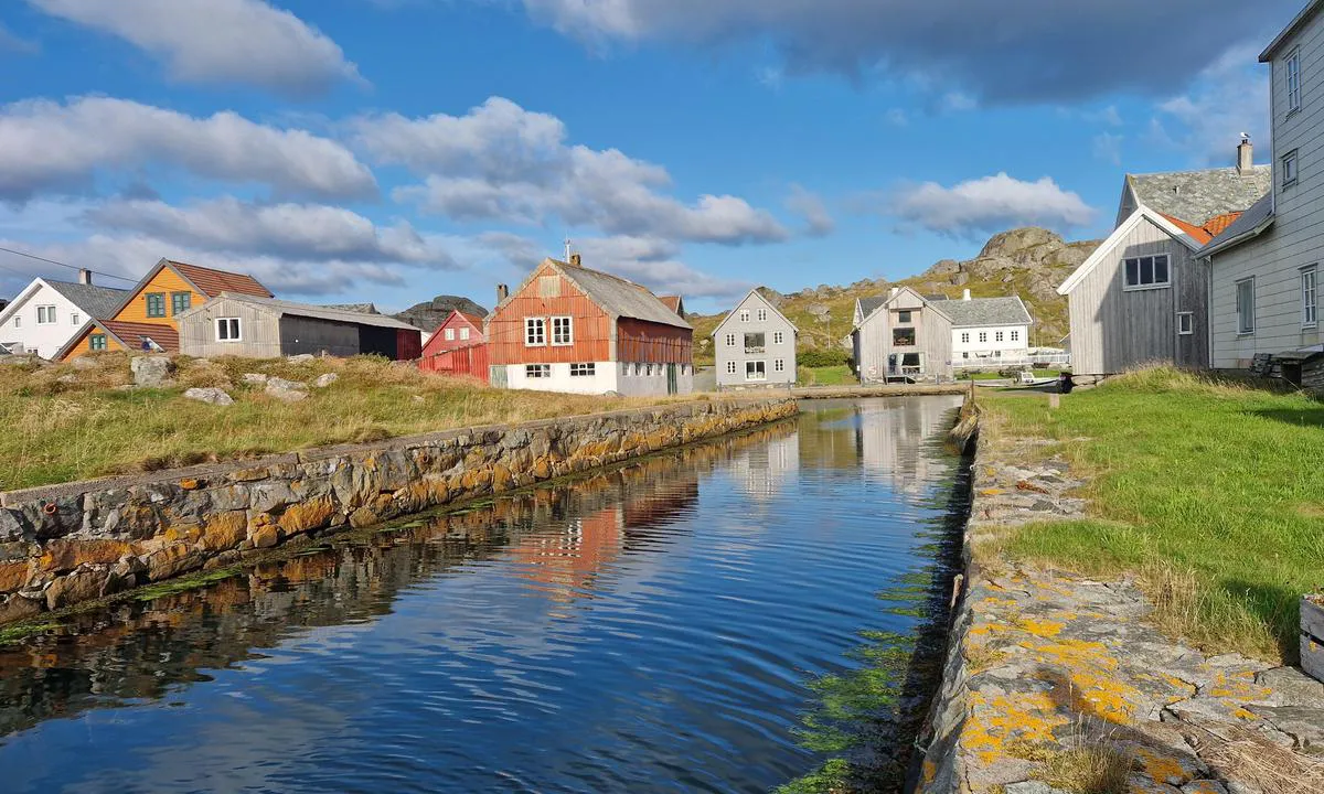 Utsira - Nordvikvågen: {"base": "en", "no": "Kart viser fortsatt en 12 meter h\u00f8y kraftledning, men fra august 2026 er den fjernet.\nKanalen som f\u00f8rer til den indre havnen er 1,9 meter dyp og omtrent 12 meter bred.", "se": "Karterna visar fortfarande en 12 m h\u00f6g elkabel men fr\u00e5n och med augusti 2026 har den tagits bort. Kanalen som leder till den inre hamnen \u00e4r 1,9 m djup och cirka 12 m bred.", "en": "Charts still indicate a 12m high electrical line but as August 2026, it has been removed.\r\nThe channel leading to the inner harbour is 1.9m meter deep and about 12m wide.", "da": "Kort viser stadig en 12 m h\u00f8j elektrisk ledning, men pr. august 2026 er den fjernet. Kanalen, der f\u00f8rer til den indre havn, er 1,9 m dyb og ca. 12 m bred.", "fr": "Les cartes indiquent toujours une ligne \u00e9lectrique haute de 12&nbsp;m mais depuis ao\u00fbt 2026, elle a \u00e9t\u00e9 supprim\u00e9e.<br>Le chenal menant au port int\u00e9rieur a une profondeur de 1,9&nbsp;m et une largeur d'environ 12&nbsp;m.", "de": "Karten geben immer noch eine 12 m hohe Hochspannungsleitung an, diese wurde jedoch ab August 2026 entfernt. Der Fahrwasserkanal zum inneren Hafen ist 1,9 m tief und etwa 12 m breit.", "es": "Las cartas a\u00fan indican una l\u00ednea el\u00e9ctrica de 12 m de altura, pero desde agosto de 2026, ha sido retirada.\nEl canal que conduce al puerto interior tiene una profundidad de 1,9 m y un ancho aproximado de 12 m.", "it": "Le carte indicano ancora una linea elettrica alta 12m ma da agosto 2026 \u00e8 stata rimossa. Il canale che conduce al porto interno ha una profondit\u00e0 di 1,9m ed \u00e8 largo circa 12m.", "pt": "As cartas ainda indicam uma linha el\u00e9trica com 12m de altura, mas a partir de agosto de 2026, ela foi removida.\nO canal que leva ao porto interior tem 1,9m de profundidade e cerca de 12m de largura.", "nl": "Kaarten geven nog steeds een 12m hoge elektrische lijn aan, maar deze is sinds augustus 2026 verwijderd.\nHet vaarwater naar de binnenhaven is 1,9m diep en ongeveer 12m breed.", "pl": "Mapy nadal wskazuj\u0105 lini\u0119 elektryczn\u0105 o wysoko\u015bci 12 m, jednak na sierpie\u0144 2026 zosta\u0142a ona usuni\u0119ta.\nKana\u0142 prowadz\u0105cy do wewn\u0119trznego portu ma g\u0142\u0119boko\u015b\u0107 1,9 m i szeroko\u015b\u0107 oko\u0142o 12 m.", "uk": "\u041d\u0430 \u043a\u0430\u0440\u0442\u0430\u0445 \u0434\u043e\u0441\u0456 \u0437\u0430\u0437\u043d\u0430\u0447\u0435\u043d\u0430 \u0435\u043b\u0435\u043a\u0442\u0440\u0438\u0447\u043d\u0430 \u043b\u0456\u043d\u0456\u044f \u0432\u0438\u0441\u043e\u0442\u043e\u044e 12 \u043c, \u0430\u043b\u0435 \u0441\u0442\u0430\u043d\u043e\u043c \u043d\u0430 \u0441\u0435\u0440\u043f\u0435\u043d\u044c 2026 \u0440\u043e\u043a\u0443 \u0432\u043e\u043d\u0430 \u0431\u0443\u043b\u0430 \u0434\u0435\u043c\u043e\u043d\u0442\u043e\u0432\u0430\u043d\u0430.\n\u041a\u0430\u043d\u0430\u043b, \u0449\u043e \u0432\u0435\u0434\u0435 \u0434\u043e \u0432\u043d\u0443\u0442\u0440\u0456\u0448\u043d\u044c\u043e\u0457 \u0433\u0430\u0432\u0430\u043d\u0456, \u043c\u0430\u0454 \u0433\u043b\u0438\u0431\u0438\u043d\u0443 1,9 \u043c \u0456 \u0448\u0438\u0440\u0438\u043d\u0443 \u0431\u043b\u0438\u0437\u044c\u043a\u043e 12 \u043c.", "ro": "H\u0103r\u021bile indic\u0103 \u00eenc\u0103 o linie electric\u0103 de 12 m \u00een\u0103l\u021bime, dar din august 2026 aceasta a fost \u00eendep\u0103rtat\u0103.\nCanalul care duce spre portul interior are o ad\u00e2ncime de 1,9 m \u0219i o l\u0103\u021bime de aproximativ 12 m.", "tr": "Harita h\u00e2l\u00e2 12m y\u00fcksekli\u011finde bir elektrik hatt\u0131n\u0131 g\u00f6stermektedir ancak A\u011fustos 2026 itibar\u0131yla kald\u0131r\u0131lm\u0131\u015ft\u0131r.\n\u0130\u00e7 limana giden kanal 1,9m derinli\u011finde ve yakla\u015f\u0131k 12m geni\u015fli\u011findedir.", "el": "\u039f\u03b9 \u03c7\u03ac\u03c1\u03c4\u03b5\u03c2 \u03b4\u03b5\u03af\u03c7\u03bd\u03bf\u03c5\u03bd \u03b1\u03ba\u03cc\u03bc\u03b1 \u03bc\u03b9\u03b1 \u03b7\u03bb\u03b5\u03ba\u03c4\u03c1\u03b9\u03ba\u03ae \u03b3\u03c1\u03b1\u03bc\u03bc\u03ae \u03cd\u03c8\u03bf\u03c5\u03c2 12 \u03bc., \u03b1\u03bb\u03bb\u03ac \u03b1\u03c0\u03cc \u03c4\u03bf\u03bd \u0391\u03cd\u03b3\u03bf\u03c5\u03c3\u03c4\u03bf \u03c4\u03bf\u03c5 2026 \u03ad\u03c7\u03b5\u03b9 \u03b1\u03c6\u03b1\u03b9\u03c1\u03b5\u03b8\u03b5\u03af.<br>\u03a4\u03bf \u03c0\u03ad\u03c1\u03b1\u03c3\u03bc\u03b1 \u03c0\u03bf\u03c5 \u03bf\u03b4\u03b7\u03b3\u03b5\u03af \u03c3\u03c4\u03bf \u03b5\u03c3\u03c9\u03c4\u03b5\u03c1\u03b9\u03ba\u03cc \u03bb\u03b9\u03bc\u03ac\u03bd\u03b9 \u03ad\u03c7\u03b5\u03b9 \u03b2\u03ac\u03b8\u03bf\u03c2 1,9 \u03bc. \u03ba\u03b1\u03b9 \u03c0\u03bb\u03ac\u03c4\u03bf\u03c2 \u03c0\u03b5\u03c1\u03af\u03c0\u03bf\u03c5 12 \u03bc.", "cs": "Na map\u00e1ch je st\u00e1le zakreslena elektrick\u00e1 linka ve v\u00fd\u0161ce 12 m, ale k srpnu 2026 byla odstran\u011bna.\nPr\u016fplav vedouc\u00ed do vnit\u0159n\u00edho p\u0159\u00edstavu m\u00e1 hloubku 1,9 m a \u0161\u00ed\u0159ku p\u0159ibli\u017en\u011b 12 m.", "hu": "A t\u00e9rk\u00e9pek m\u00e9g mindig egy 12 m\u00e9ter magas elektromos vezet\u00e9ket jel\u00f6lnek, de 2026 augusztus\u00e1ra elt\u00e1vol\u00edtott\u00e1k azt. A csatorna, amely a bels\u0151 kik\u00f6t\u0151h\u00f6z vezet, 1,9 m\u00e9ter m\u00e9ly \u00e9s k\u00f6r\u00fclbel\u00fcl 12 m\u00e9ter sz\u00e9les.", "fi": "Kartat osoittavat edelleen 12 metrin korkuista s\u00e4hk\u00f6linjaa, mutta elokuuhun 2026 menness\u00e4 se on poistettu.\nSis\u00e4satamaan johtava v\u00e4yl\u00e4 on 1,9 metri\u00e4 syv\u00e4 ja noin 12 metri\u00e4 leve\u00e4.", "bg": "\u041a\u0430\u0440\u0442\u0438\u0442\u0435 \u0432\u0441\u0435 \u043e\u0449\u0435 \u043f\u043e\u043a\u0430\u0437\u0432\u0430\u0442 \u0435\u043b\u0435\u043a\u0442\u0440\u0438\u0447\u0435\u0441\u043a\u0430 \u043b\u0438\u043d\u0438\u044f \u0441 \u0432\u0438\u0441\u043e\u0447\u0438\u043d\u0430 12 \u043c, \u043d\u043e \u043a\u044a\u043c \u0430\u0432\u0433\u0443\u0441\u0442 2026 \u0433. \u0442\u044f \u0435 \u043f\u0440\u0435\u043c\u0430\u0445\u043d\u0430\u0442\u0430.\n\u041a\u0430\u043d\u0430\u043b\u044a\u0442, \u0432\u043e\u0434\u0435\u0449 \u043a\u044a\u043c \u0432\u044a\u0442\u0440\u0435\u0448\u043d\u043e\u0442\u043e \u043f\u0440\u0438\u0441\u0442\u0430\u043d\u0438\u0449\u0435, \u0435 \u0434\u044a\u043b\u0431\u043e\u043a 1,9 \u043c \u0438 \u0448\u0438\u0440\u043e\u043a \u043e\u043a\u043e\u043b\u043e 12 \u043c.", "sr": "Karate jo\u0161 uvek prikazuju dalekovod visok 12m, ali od avgusta 2026. godine on je uklonjen.\nKanal koji vodi do unutra\u0161nje luke dubok je 1,9 metara i \u0161irok oko 12 metara.", "et": "Kaardid n\u00e4itavad endiselt 12 m k\u00f5rgust elektriliini, kuid seisuga august 2026 on see eemaldatud.\nSadamasse viiv kanal on 1,9 m s\u00fcgav ja umbes 12 m lai.", "lv": "J\u016bras kart\u0113s joproj\u0101m nor\u0101d\u012bta 12 m augsta elektrisk\u0101 l\u012bnija, ta\u010du no 2026. gada augusta t\u0101 ir no\u0146emta.\nKan\u0101ls, kas ved uz iek\u0161\u0113jo ostu, ir 1,9 m dzi\u013c\u0161 un aptuveni 12 m plats.", "lt": "\u017dem\u0117lapiai vis dar nurodo 12 m auk\u0161\u010dio elektros linij\u0105, ta\u010diau nuo 2026 m. rugpj\u016b\u010dio ji buvo pa\u0161alinta.\n\u012e vidin\u0119 uost\u0105 vedan\u010dios laivybos juostos gylis yra 1,9 m, o plotis - apie 12 m."}