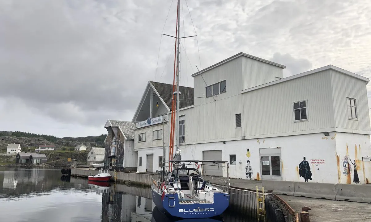 Utsira - Sørevågen: {"base": "no", "no": "Man fort\u00f8yer longside. Dusjer inn d\u00f8ra p\u00e5 bygget til h\u00f8yre for b\u00e5ten. Det var noe slitent.", "se": "Man f\u00f6rt\u00f6jer l\u00e5ngsides. Duschar innanf\u00f6r d\u00f6rren p\u00e5 byggnaden till h\u00f6ger om b\u00e5ten. Det var n\u00e5got slitet.", "en": "One moors alongside. Showers are inside the door of the building to the right of the boat. It was somewhat worn out.", "da": "Man fort\u00f8jer langsiden. Brusere inden for d\u00f8ren p\u00e5 bygningen til h\u00f8jre for b\u00e5den. Det var noget slidt."}