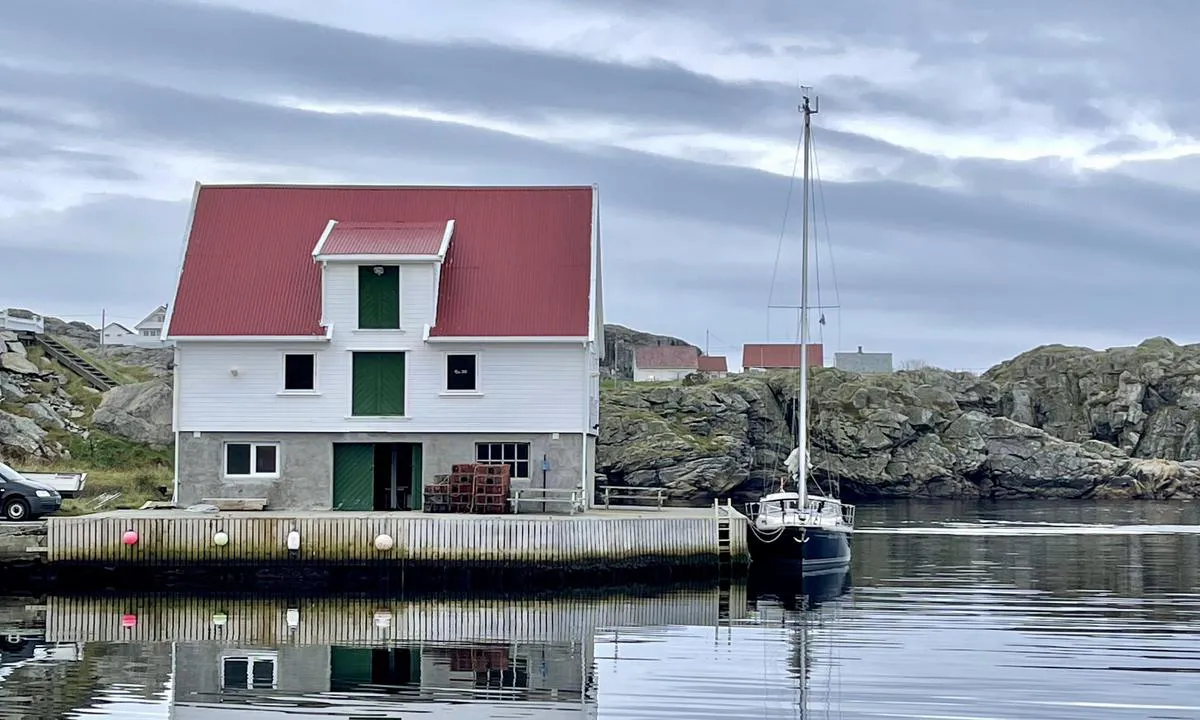 {"base": "no", "no": "S\u00f8rev\u00e5gen p\u00e5 Utsira. Den ene b\u00e5sen nord i havnen er fin og tilbaketrukket. Dybden er p\u00e5 vel 3,0 m ved lavvann. Ikke vann eller str\u00f8m. \r\nI S\u00f8rev\u00e5gen ligger du alltid ved fast kai. Husk lengre liner. \r\nDen nordlige plassen kan v\u00e6re litt mer utsatt for bevegelser.", "se": "S\u00f8rev\u00e5gen p\u00e5 Utsira. Den ena b\u00e5sen norr i hamnen \u00e4r fin och tillbakadragen. Djupet \u00e4r p\u00e5 v\u00e4l 3,0 m vid l\u00e5gvatten. Inget vatten eller str\u00f6m.<br>I S\u00f8rev\u00e5gen ligger du alltid vid fast kaj. Kom ih\u00e5g l\u00e4ngre linor.<br>Den norra platsen kan vara lite mer utsatt f\u00f6r r\u00f6relser.", "en": "S\u00f8rev\u00e5gen at Utsira. The one berth north in the harbor is nice and secluded. The depth is about 3.0 m at low tide. No water or electricity. In S\u00f8rev\u00e5gen, you always lie at a fixed quay. Remember longer lines. The northern spot can be a bit more exposed to movements.", "da": "S\u00f8rev\u00e5gen p\u00e5 Utsira. Den ene b\u00e5sen nord i havnen er fin og tilbagetrukket. Dybden er p\u00e5 vel 3,0 m ved lavvande. Ikke vand eller str\u00f8m. I S\u00f8rev\u00e5gen ligger du altid ved fast kaj. Husk l\u00e6ngere liner. Den nordlige plads kan v\u00e6re lidt mere udsat for bev\u00e6gelser."}