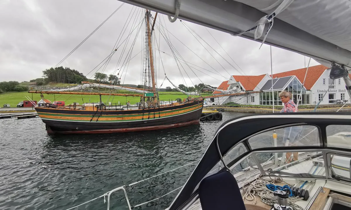 Utstein Kloster Hotell: {"base": "no", "no": "Selve gjestehavna m b\u00e5ser ligger p\u00e5 innsiden og aktenfor sluppen \"Restauration\" Vi ligger p\u00e5 selve den kommunale hotellbrygga. Ca 3.5m dybde, men grunnere innover", "se": "Sj\u00e4lva g\u00e4sthamnen med bojplatser ligger p\u00e5 insidan och akter om slupen \"Restauration\". Vi ligger vid den kommunala hotellbryggan. Ca 3,5 m djup, men grundare l\u00e4ngre in.", "en": "The guest harbor with berths is located on the inside and behind the sloop 'Restauration.' We are situated at the municipal hotel pier. Approximately 3.5m depth, but shallower further in.", "da": "Selve g\u00e6stehavnen med b\u00e5se ligger p\u00e5 indersiden og agter for sluppen \"Restauration\". Vi ligger ved selve den kommunale hotelbro. Ca 3,5 m dybde, men grundere l\u00e6ngere ind."}
