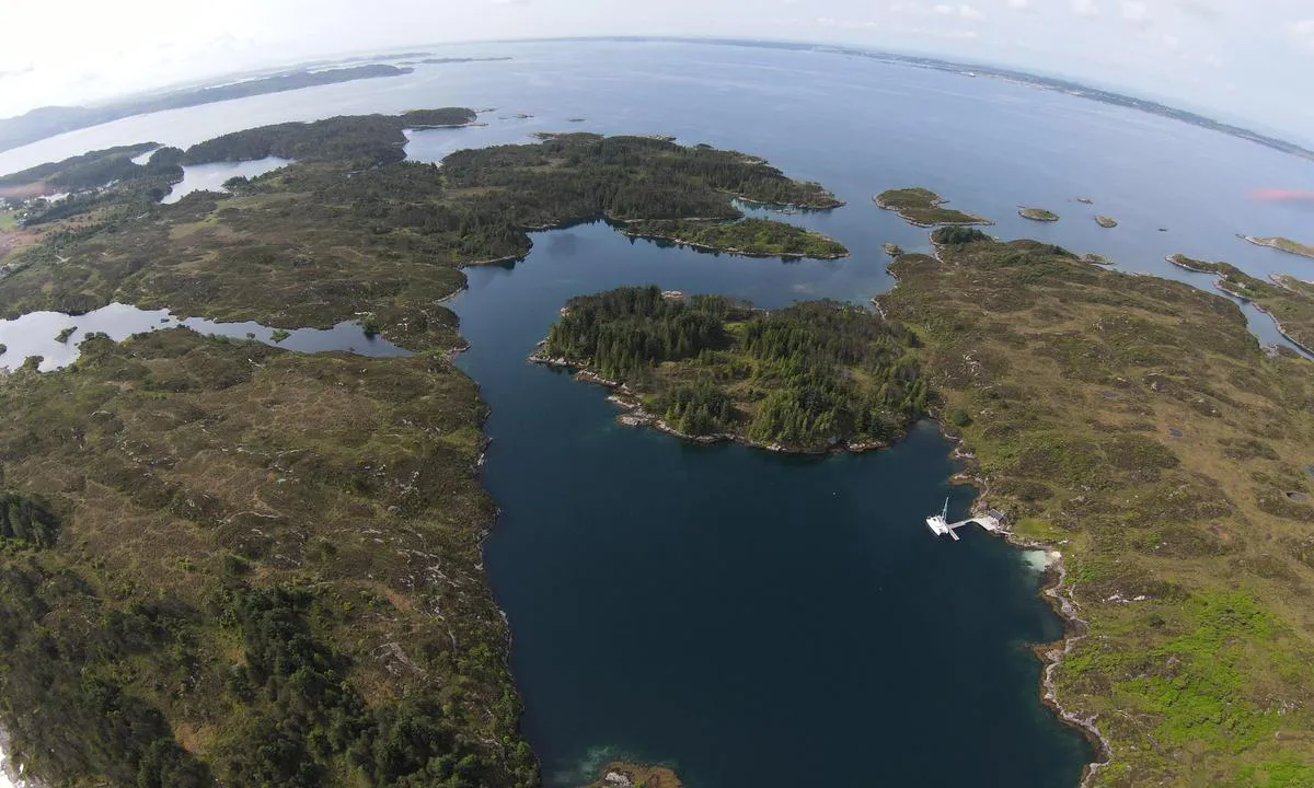 Uttoskavågen: {"base": "en", "no": "Ser vestover.", "se": "Ser v\u00e4sterut.", "en": "Looking west.", "da": "Kigger mod vest."}