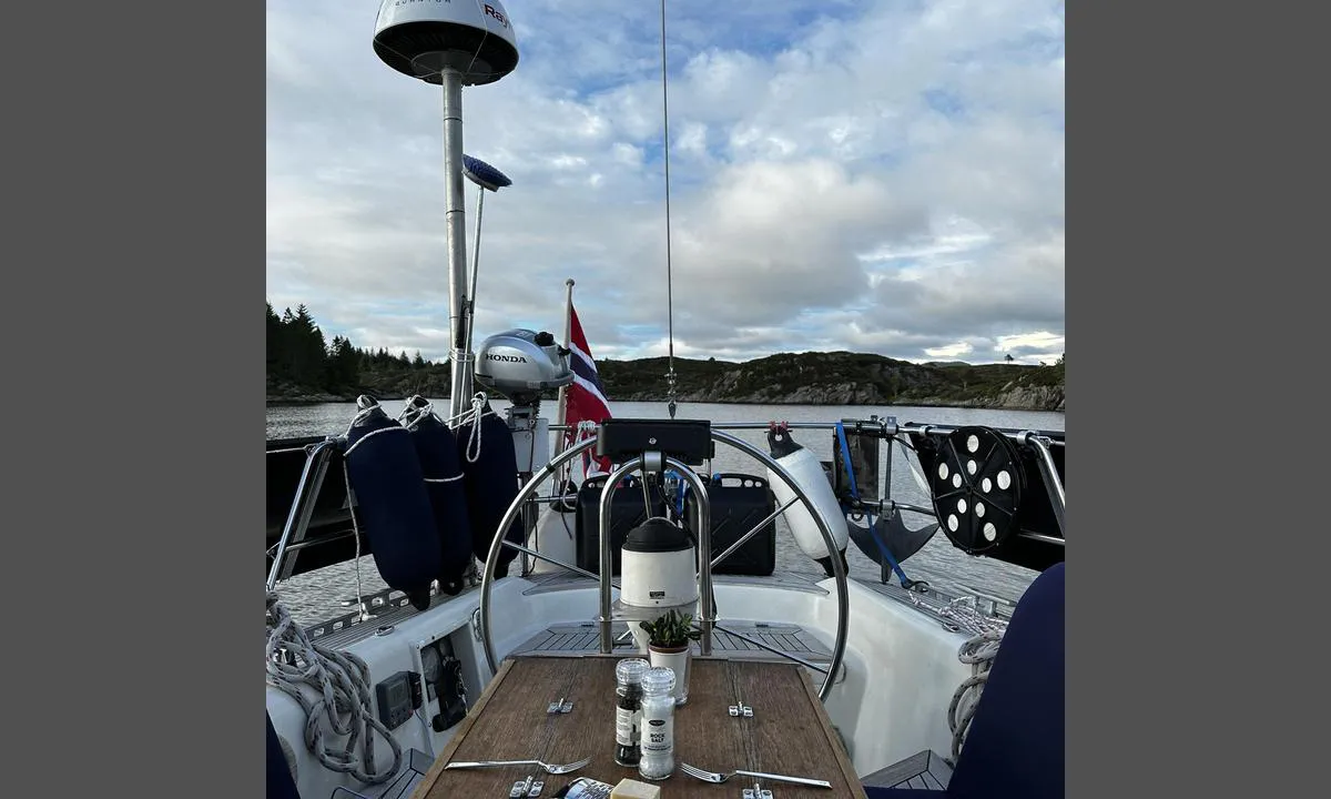 Uttoskavågen: {"base": "no", "no": "Fra den f\u00f8rste ankringsplassen n\u00e5r man kommer inn. Et helt nydelig sted, f\u00f8les som man er p\u00e5 et fjellvann.", "se": "Fr\u00e5n den f\u00f6rsta ankringsplatsen n\u00e4r man kommer in. En helt underbar plats, k\u00e4nns som man \u00e4r vid en fj\u00e4llsj\u00f6.", "en": "From the first anchorage when you enter. An absolutely beautiful place, feels like you are on a mountain lake.", "da": "Fra den f\u00f8rste ankringsplads, n\u00e5r man kommer ind. Et helt nydeligt sted, f\u00f8les som man er p\u00e5 en fjelds\u00f8."}