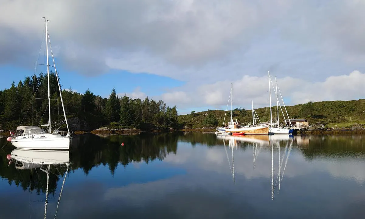 Uttoskavågen: {"base": "no", "no": "Fullt ved brygga men god plass til \u00e5 liggje p\u00e5 svai", "se": "Fullt vid bryggan men gott om plats att ligga p\u00e5 svaj", "en": "Full at the dock but plenty of room to anchor", "da": "Fuldt ved bryggen, men god plads til at ligge for svaj"}