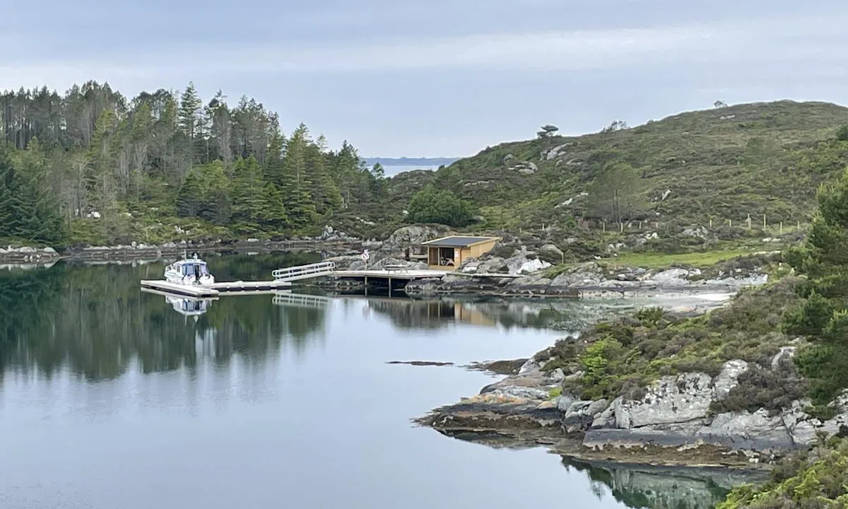 Uttoskavågen: {"base": "no", "no": "Nydelig opparbeidet uthavn av lokale ildsjeler.", "se": "Underbart utvecklad uthamn av lokala eldsj\u00e4lar.", "en": "Beautifully developed anchor spot by local enthusiasts.", "da": "Smukt udviklet udhavn af lokale ildsj\u00e6le."}