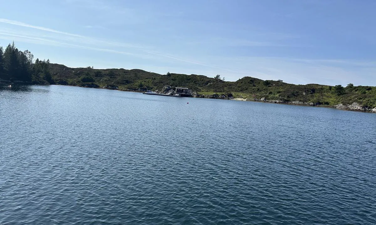 Uttoskavågen: {"base": "no", "no": "Kaien og stranden. Vi valgte \u00e5 ligge for anker.", "se": "Kajen och stranden. Vi valde att ligga f\u00f6r ankar.", "en": "The quay and the beach. We chose to lie at anchor.", "da": "Kajen og stranden. Vi valgte at l\u00e6gge for anker."}