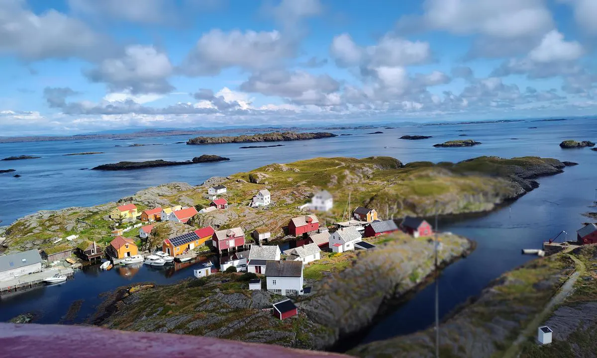 Utvær: {"base": "no", "no": "Utsikt mot s\u00f8r\u00f8st. Gjestekai litt til h\u00f8yre for midten av bildet.", "se": "Utsikt mot sydost. G\u00e4stbrygga lite till h\u00f6ger om mitten av bilden.", "en": "View towards the southeast. Guest pier slightly to the right of the center of the image.", "da": "Udsigt mod syd\u00f8st. G\u00e6stebro lidt til h\u00f8jre for midten af billedet.", "fr": "Vue vers le sud-est. Quai d\u2019accueil un peu \u00e0 droite du centre de l\u2019image.", "de": "Aussicht nach S\u00fcdosten. G\u00e4stepier etwas rechts von der Mitte des Bildes.", "es": "Vista hacia el sureste. Muelle de invitados un poco a la derecha del centro de la imagen.", "it": "Vista verso sud-est. Banchina per ospiti appena a destra del centro dell'immagine.", "pt": "Vista para sudeste. Cais para visitantes um pouco \u00e0 direita do centro da imagem.", "nl": "Uitzicht naar het zuidoosten. Gastekade iets rechts van het midden van de afbeelding.", "pl": "Widok na po\u0142udniowy wsch\u00f3d. Przysta\u0144 go\u015bcinna troch\u0119 na prawo od \u015brodka zdj\u0119cia.", "uk": "\u0412\u0438\u0434 \u043d\u0430 \u043f\u0456\u0432\u0434\u0435\u043d\u043d\u0438\u0439 \u0441\u0445\u0456\u0434. \u0413\u043e\u0441\u0442\u044c\u043e\u0432\u0430 \u043d\u0430\u0431\u0435\u0440\u0435\u0436\u043d\u0430 \u0442\u0440\u043e\u0445\u0438 \u043f\u0440\u0430\u0432\u043e\u0440\u0443\u0447 \u0432\u0456\u0434 \u0446\u0435\u043d\u0442\u0440\u0443 \u0437\u043e\u0431\u0440\u0430\u0436\u0435\u043d\u043d\u044f.", "ro": "Vedere spre sud-est. Chei pentru oaspe\u021bi pu\u021bin la dreapta de centrul imaginii.", "tr": "G\u00fcneydo\u011fuya manzara. Resmin ortas\u0131n\u0131n biraz sa\u011f\u0131nda misafir iskelesi.", "el": "\u0398\u03ad\u03b1 \u03c0\u03c1\u03bf\u03c2 \u03c4\u03b1 \u03bd\u03bf\u03c4\u03b9\u03bf\u03b1\u03bd\u03b1\u03c4\u03bf\u03bb\u03b9\u03ba\u03ac. \u0391\u03c0\u03bf\u03b2\u03ac\u03b8\u03c1\u03b1 \u03b3\u03b9\u03b1 \u03b5\u03c0\u03b9\u03c3\u03ba\u03ad\u03c0\u03c4\u03b5\u03c2 \u03bb\u03af\u03b3\u03bf \u03b4\u03b5\u03be\u03b9\u03ac \u03b1\u03c0\u03cc \u03c4\u03bf \u03ba\u03ad\u03bd\u03c4\u03c1\u03bf \u03c4\u03b7\u03c2 \u03b5\u03b9\u03ba\u03cc\u03bd\u03b1\u03c2.", "cs": "Pohled na jihov\u00fdchod. Hostinsk\u00e9 molo trochu vpravo od st\u0159edu obr\u00e1zku.", "hu": "Kil\u00e1t\u00e1s d\u00e9lkelet fel\u00e9. Vend\u00e9gm\u00f3l\u00f3 kicsit jobbra a k\u00e9pk\u00f6z\u00e9pt\u0151l.", "fi": "N\u00e4kym\u00e4 kaakkoon. Vieraslaituri hieman kuvan keskikohdan oikealla puolella.", "bg": "\u0418\u0437\u0433\u043b\u0435\u0434 \u043a\u044a\u043c \u044e\u0433\u043e\u0438\u0437\u0442\u043e\u043a. \u0413\u043e\u0441\u0442\u0443\u0432\u0430\u0449 \u043a\u0435\u0439 \u043c\u0430\u043b\u043a\u043e \u0432\u0434\u044f\u0441\u043d\u043e \u043e\u0442 \u0441\u0440\u0435\u0434\u0430\u0442\u0430 \u043d\u0430 \u0441\u043d\u0438\u043c\u043a\u0430\u0442\u0430.", "sr": "\u041f\u043e\u0433\u043b\u0435\u0434 \u043a\u0430 \u0458\u0443\u0433\u043e\u0438\u0441\u0442\u043e\u043a\u0443. \u0413\u043e\u0441\u0442\u0438\u043d\u0441\u043a\u0438 \u0432\u0435\u0437 \u043c\u0430\u043b\u043e \u0434\u0435\u0441\u043d\u043e \u043e\u0434 \u0441\u0440\u0435\u0434\u0438\u043d\u0435 \u0441\u043b\u0438\u043a\u0435.", "et": "Vaade kagusse. K\u00fclaliskai natuke paremal pildil keskosast.", "lv": "Skats uz dienvidaustrumiem. Viesu piest\u0101tne nedaudz pa labi no centra att\u0113l\u0101.", "lt": "Vaizdas \u012f pietry\u010dius. Sve\u010di\u0173 prieplauka \u0161iek tiek de\u0161iniau nuo nuotraukos centro."}
