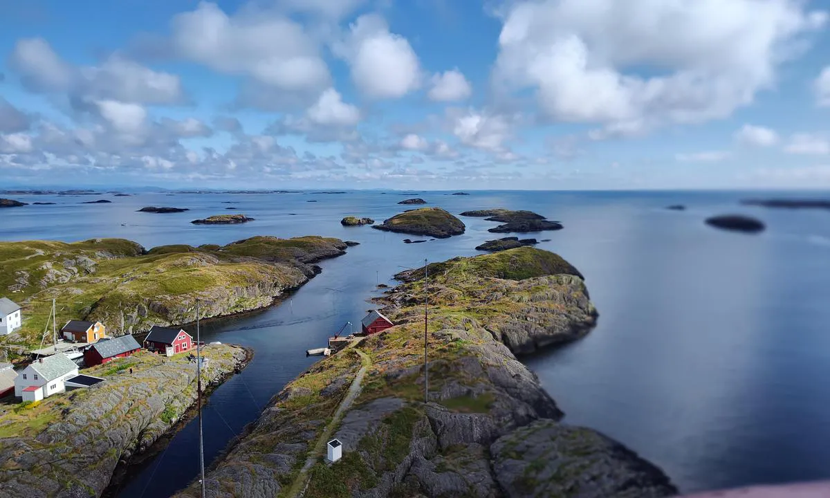Utvær: {"base": "no", "no": "Utsikt mot s\u00f8r", "se": "Utsikt mot s\u00f6der", "en": "View to the south", "da": "Udsigt mod syd", "fr": "Vue vers le sud", "de": "Aussicht nach S\u00fcden", "es": "Vista hacia el sur", "it": "Vista verso sud", "pt": "Vista para o sul", "nl": "Uitzicht naar het zuiden", "pl": "Widok na po\u0142udnie", "uk": "\u0412\u0438\u0434 \u043d\u0430 \u043f\u0456\u0432\u0434\u0435\u043d\u044c", "ro": "Priveli\u0219te c\u0103tre sud", "tr": "G\u00fcney y\u00f6n\u00fcne manzara", "el": "\u0398\u03ad\u03b1 \u03c0\u03c1\u03bf\u03c2 \u03bd\u03cc\u03c4\u03bf", "cs": "V\u00fdhled na jih", "hu": "Kil\u00e1t\u00e1s d\u00e9l fel\u00e9", "fi": "N\u00e4kym\u00e4 etel\u00e4\u00e4n", "bg": "\u0418\u0437\u0433\u043b\u0435\u0434 \u043d\u0430 \u044e\u0433", "sr": "Pogled prema jugu", "et": "Vaade l\u00f5unasse", "lv": "Skats uz dienvidiem", "lt": "Vaizdas \u012f pietus"}