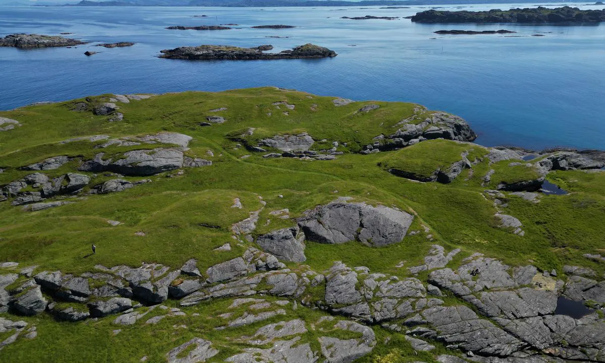 Utvær: Well marked paths around the island.