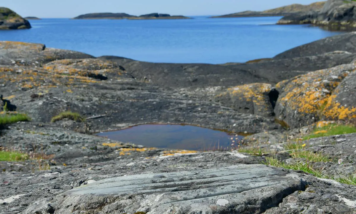 Utvær: Whetstone. Follow the well marked path to the south  same side as guest jetty  Here are a Whetstone supposed to be used of Vikings.