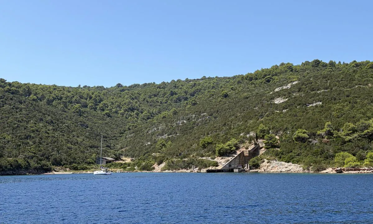 Uvala Dumboka: {"base": "en", "no": "Vanskelig \u00e5 ankre.", "se": "Sv\u00e5rt att ankra.", "en": "Difficult to anchor.", "da": "Sv\u00e6rt at ankre.", "fr": "Difficile de mouiller.", "de": "Schwierig zu ankern.", "es": "Dif\u00edcil de fondear.", "it": "Difficile ancorare.", "pt": "Dif\u00edcil de ancorar.", "nl": "Moeilijk om te ankeren.", "pl": "Trudno zacumowa\u0107.", "uk": "\u0412\u0430\u0436\u043a\u043e \u0441\u0442\u0430\u0442\u0438 \u043d\u0430 \u044f\u043a\u0456\u0440.", "ro": "Dificil de ancorat.", "tr": "Demirlemek zor.", "el": "\u0394\u03cd\u03ba\u03bf\u03bb\u03bf \u03bd\u03b1 \u03b1\u03b3\u03ba\u03c5\u03c1\u03bf\u03b2\u03bf\u03bb\u03ae\u03c3\u03b5\u03b9\u03c2.", "cs": "Obt\u00ed\u017en\u00e9 kotven\u00ed.", "hu": "Neh\u00e9z horgonyozni.", "fi": "Vaikea ankkuroida.", "bg": "\u0422\u0440\u0443\u0434\u043d\u043e \u0437\u0430 \u0437\u0430\u043a\u043e\u0442\u0432\u044f\u043d\u0435.", "sr": "Te\u0161ko za usidriti.", "et": "Raske ankurdada.", "lv": "Gr\u016bti noenkuroties.", "lt": "Sunku \u012ftvirtinti."}