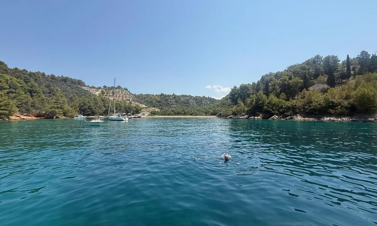 {"base": "en", "no": "Uvala Stiniva. Flott sted for sv\u00f8mming. Godt feste for en dag med fint v\u00e6r. Mange lokale b\u00e5ter en s\u00f8ndag ettermiddag.", "se": "Uvala Stiniva. Bra st\u00e4lle f\u00f6r ett simstopp. Bra f\u00e4ste f\u00f6r en dag med bra v\u00e4der. M\u00e5nga lokala b\u00e5tar en s\u00f6ndagseftermiddag.", "en": "Uvala Stiniva. Great swim stop. Good hold for a good weather day. Many local boats on a Sunday afternoon.", "da": "Uvala Stiniva. Fantastisk sv\u00f8mmetur stop. Godt ankerhold i godt vejr. Mange lokale b\u00e5de s\u00f8ndag eftermiddag.", "fr": "Uvala Stiniva. Excellent arr\u00eat pour nager. Bonne tenue par beau temps. De nombreux bateaux locaux le dimanche apr\u00e8s-midi.", "de": "Uvala Stiniva. Toller Schwimmstopp. Guter Halt bei gutem Wetter. Viele lokale Boote am Sonntagnachmittag.", "es": "Uvala Stiniva. Gran parada para nadar. Buen anclaje para un d\u00eda de buen tiempo. Muchos barcos locales un domingo por la tarde.", "it": "Uvala Stiniva. Ottima sosta per una nuotata. Buona tenuta per una giornata di bel tempo. Molte barche locali il pomeriggio della domenica.", "pt": "Uvala Stiniva. \u00d3tima parada para nadar. Boa fixa\u00e7\u00e3o para um dia de bom tempo. Muitos barcos locais em uma tarde de domingo.", "nl": "Uvala Stiniva. Geweldige zwemstop. Goede ankergrond voor een dag met goed weer. Veel lokale boten op een zondagmiddag.", "pl": "Uvala Stiniva. \u015awietne miejsce do p\u0142ywania. Dobre trzymanie kotwicy na dzie\u0144 z dobr\u0105 pogod\u0105. Wiele lokalnych \u0142odzi w niedzielne popo\u0142udnie.", "uk": "\u0423\u0432\u0430\u043b\u0430 \u0421\u0442\u0456\u043d\u0456\u0432\u0430. \u0427\u0443\u0434\u043e\u0432\u0430 \u0437\u0443\u043f\u0438\u043d\u043a\u0430 \u0434\u043b\u044f \u043f\u043b\u0430\u0432\u0430\u043d\u043d\u044f. \u0413\u0430\u0440\u043d\u0435 \u0443\u0442\u0440\u0438\u043c\u0430\u043d\u043d\u044f \u043d\u0430 \u0433\u0430\u0440\u043d\u0438\u0439 \u043f\u043e\u0433\u043e\u0434\u043d\u0438\u0439 \u0434\u0435\u043d\u044c. \u0411\u0430\u0433\u0430\u0442\u043e \u043c\u0456\u0441\u0446\u0435\u0432\u0438\u0445 \u0447\u043e\u0432\u043d\u0456\u0432 \u0443 \u043d\u0435\u0434\u0456\u043b\u044e \u043f\u0456\u0441\u043b\u044f \u043e\u0431\u0456\u0434\u0443.", "ro": "Uvala Stiniva. Loc excelent pentru \u00eenot. Ancor\u0103 sigur\u0103 pentru o zi cu vreme bun\u0103. Multe b\u0103rci locale \u00eentr-o dup\u0103-amiaz\u0103 de duminic\u0103.", "tr": "Uvala Stiniva. Harika bir y\u00fczme dura\u011f\u0131. \u0130yi hava \u015fartlar\u0131 i\u00e7in iyi bir tutunma. Pazar \u00f6\u011fleden sonralar\u0131 bir\u00e7ok yerel tekne.", "el": "\u039f\u03cd\u03b2\u03b1\u03bb\u03b1 \u03a3\u03c4\u03b9\u03bd\u03af\u03b2\u03b1. \u0395\u03be\u03b1\u03b9\u03c1\u03b5\u03c4\u03b9\u03ba\u03ae \u03c3\u03c4\u03ac\u03c3\u03b7 \u03b3\u03b9\u03b1 \u03ba\u03bf\u03bb\u03cd\u03bc\u03c0\u03b9. \u039a\u03b1\u03bb\u03ae \u03c3\u03c4\u03ae\u03c1\u03b9\u03be\u03b7 \u03b3\u03b9\u03b1 \u03b7\u03bc\u03ad\u03c1\u03b5\u03c2 \u03bc\u03b5 \u03ba\u03b1\u03bb\u03cc \u03ba\u03b1\u03b9\u03c1\u03cc. \u03a0\u03bf\u03bb\u03bb\u03ac \u03c4\u03bf\u03c0\u03b9\u03ba\u03ac \u03c3\u03ba\u03ac\u03c6\u03b7 \u03c4\u03bf \u03b1\u03c0\u03cc\u03b3\u03b5\u03c5\u03bc\u03b1 \u03c4\u03b7\u03c2 \u039a\u03c5\u03c1\u03b9\u03b1\u03ba\u03ae\u03c2.", "cs": "Uvala Stiniva. Skv\u011bl\u00e1 zast\u00e1vka na plav\u00e1n\u00ed. Dobr\u00e9 ukotven\u00ed pro dny s dobr\u00fdm po\u010das\u00edm. Mnoho m\u00edstn\u00edch lod\u00ed v ned\u011bli odpoledne.", "hu": "Uvala Stiniva. Nagyszer\u0171 f\u00fcrd\u0151z\u0151hely. J\u00f3 tart\u00e1s j\u00f3 id\u0151 eset\u00e9n. Sok helyi haj\u00f3 vas\u00e1rnap d\u00e9lut\u00e1n.", "fi": "Uvala Stiniva. Hieno uimapaikka. Hyv\u00e4 pito hyv\u00e4n s\u00e4\u00e4n p\u00e4iv\u00e4lle. Paljon paikallisia veneit\u00e4 sunnuntai-iltap\u00e4iv\u00e4n\u00e4.", "bg": "\u0423\u0432\u0430\u043b\u0430 \u0421\u0442\u0438\u043d\u0438\u0432\u0430. \u0427\u0443\u0434\u0435\u0441\u043d\u043e \u043c\u044f\u0441\u0442\u043e \u0437\u0430 \u043a\u044a\u043f\u0430\u043d\u0435. \u0414\u043e\u0431\u0440\u043e \u0437\u0430\u0434\u044a\u0440\u0436\u0430\u043d\u0435 \u0437\u0430 \u0434\u0435\u043d \u0441 \u0445\u0443\u0431\u0430\u0432\u043e \u0432\u0440\u0435\u043c\u0435. \u041c\u043d\u043e\u0433\u043e \u043c\u0435\u0441\u0442\u043d\u0438 \u043b\u043e\u0434\u043a\u0438 \u0432 \u043d\u0435\u0434\u0435\u043b\u044f \u0441\u043b\u0435\u0434\u043e\u0431\u0435\u0434.", "sr": "Uvala Stiniva. Odli\u010dna stanica za plivanje. Dobro dr\u017eanje za dan sa dobrim vremenom. Mnoga lokalna plovila nedeljom popodne.", "et": "Uvala Stiniva. Suurep\u00e4rane ujumispeatus. Hea ankrukoht p\u00e4ikesepaistelisel p\u00e4eval. Palju kohalikke paate p\u00fchap\u00e4eva p\u00e4rastl\u00f5unal.", "lv": "Uvala Stiniva. Lieliska peld\u0113\u0161anas pietura. Laba notur\u012bba labos laika apst\u0101k\u013cos. Daudz viet\u0113jo laivu sv\u0113tdienas p\u0113cpusdien\u0101.", "lt": "Uvala Stiniva. Puiki vieta maudyn\u0117ms. Geras inkaravimo vieta geram orui. Daug vietini\u0173 laiv\u0173 sekmadienio popiet\u0119."}