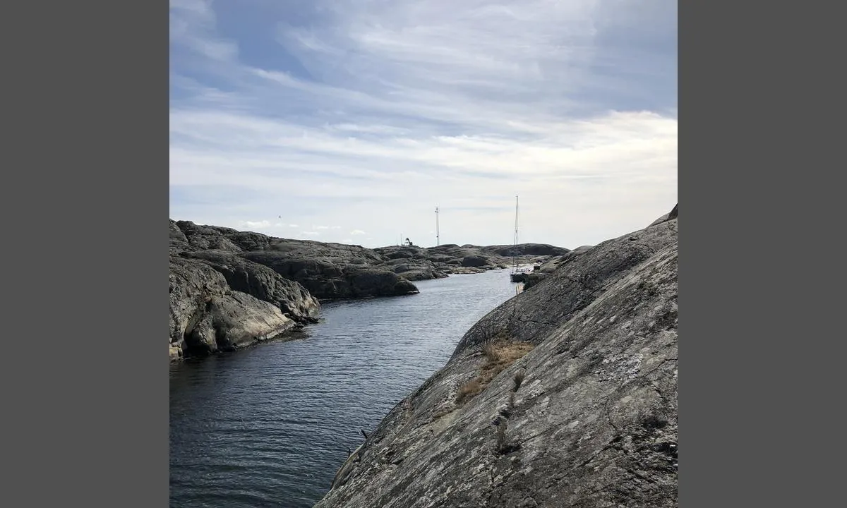 Strömsund - Väderöarna: Sundet sett mot sør.  Trebrygger lengst sør i sundet, men mulig å ligge longside mot fjell nord for bryggene.