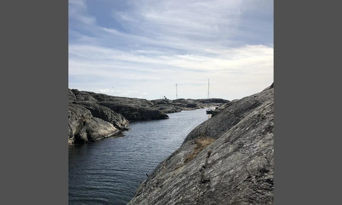 Strömsund - Väderöarna: {"base": "no", "no": "Sundet sett mot s\u00f8r.  Trebrygger lengst s\u00f8r i sundet, men mulig \u00e5 ligge longside mot fjell nord for bryggene.", "se": "Sundet sett mot s\u00f6der. Tr\u00e4bryggor l\u00e4ngst s\u00f6der i sundet, men m\u00f6jligt att ligga l\u00e5ngsides mot berget norr om bryggorna.", "en": "The sound seen towards the south. Wooden docks at the southernmost end of the sound, but possible to lie alongside the rock north of the docks.", "da": "Sundet set mod syd. Tr\u00e6brygger l\u00e6ngst mod syd i sundet, men muligt at ligge longside mod klippen nord for bryggerne."}