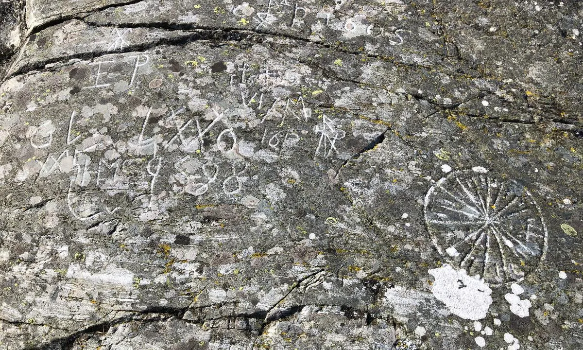 Strömsund - Väderöarna: Kompassrose og inskripsjoner i fjellet fra tidligere tiders skibbruddne.