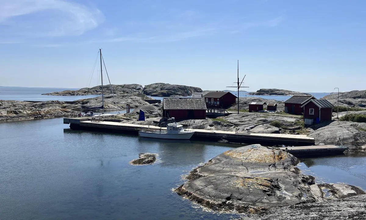 Väderöarnas Gästhamn: {"base": "no", "no": "En maidag med sol og uten vind", "se": "En majdag med sol och utan vind", "en": "A May day with sun and no wind", "da": "En majdag med sol og uden vind"}