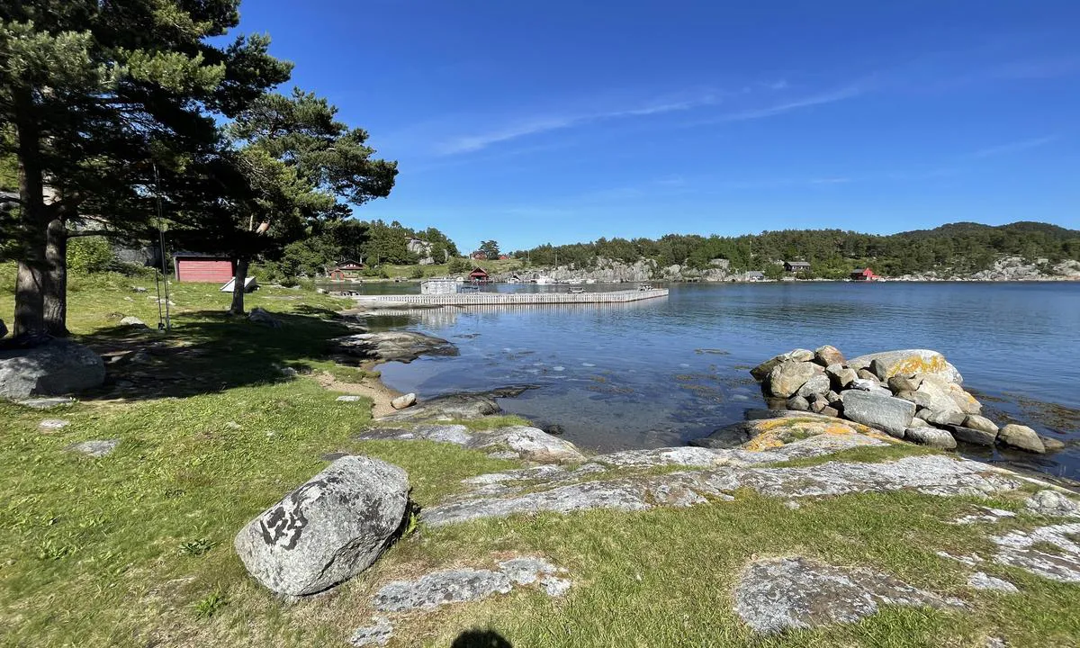 Vadholmen: {"base": "no", "no": "Brygge og toaletter i r\u00f8dt hus til h\u00f8yre i bilde.", "se": "Brygga och toaletter i r\u00f6tt hus till h\u00f6ger i bilden.", "en": "Pier and toilets in the red house to the right in the picture.", "da": "Kaj og toiletter i r\u00f8dt hus til h\u00f8jre i billedet."}