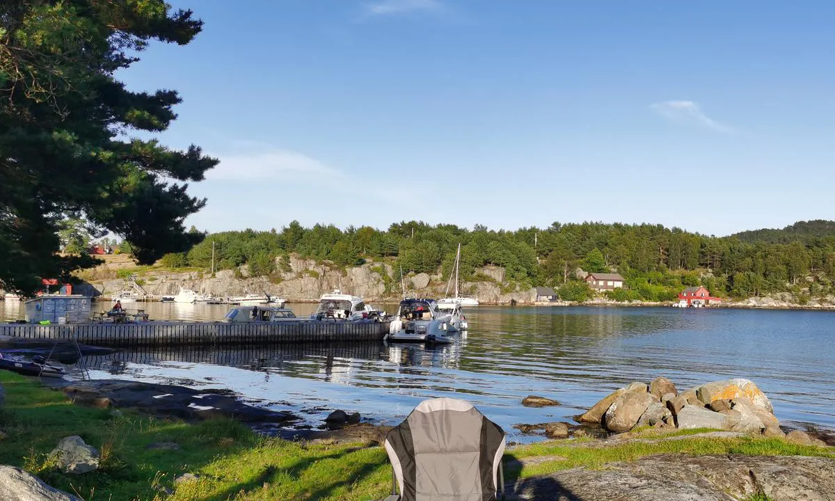 Vadholmen: {"base": "no", "no": "Bryggeanlegg.", "se": "Brygganl\u00e4ggning.", "en": "Docking facilities.", "da": "Moleanl\u00e6g."}