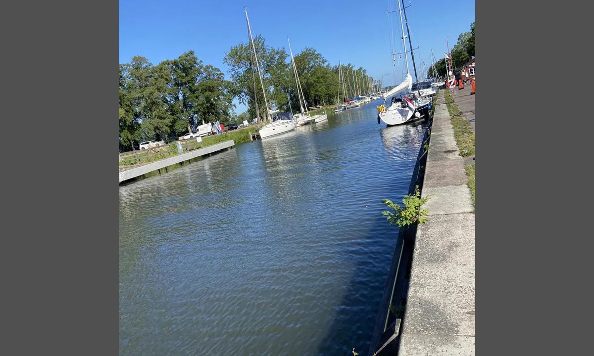 Vadstena: {"base": "en", "no": "Langs kaien", "se": "L\u00e4ngs kajen", "en": "Along the quay", "da": "Langs kajen"}