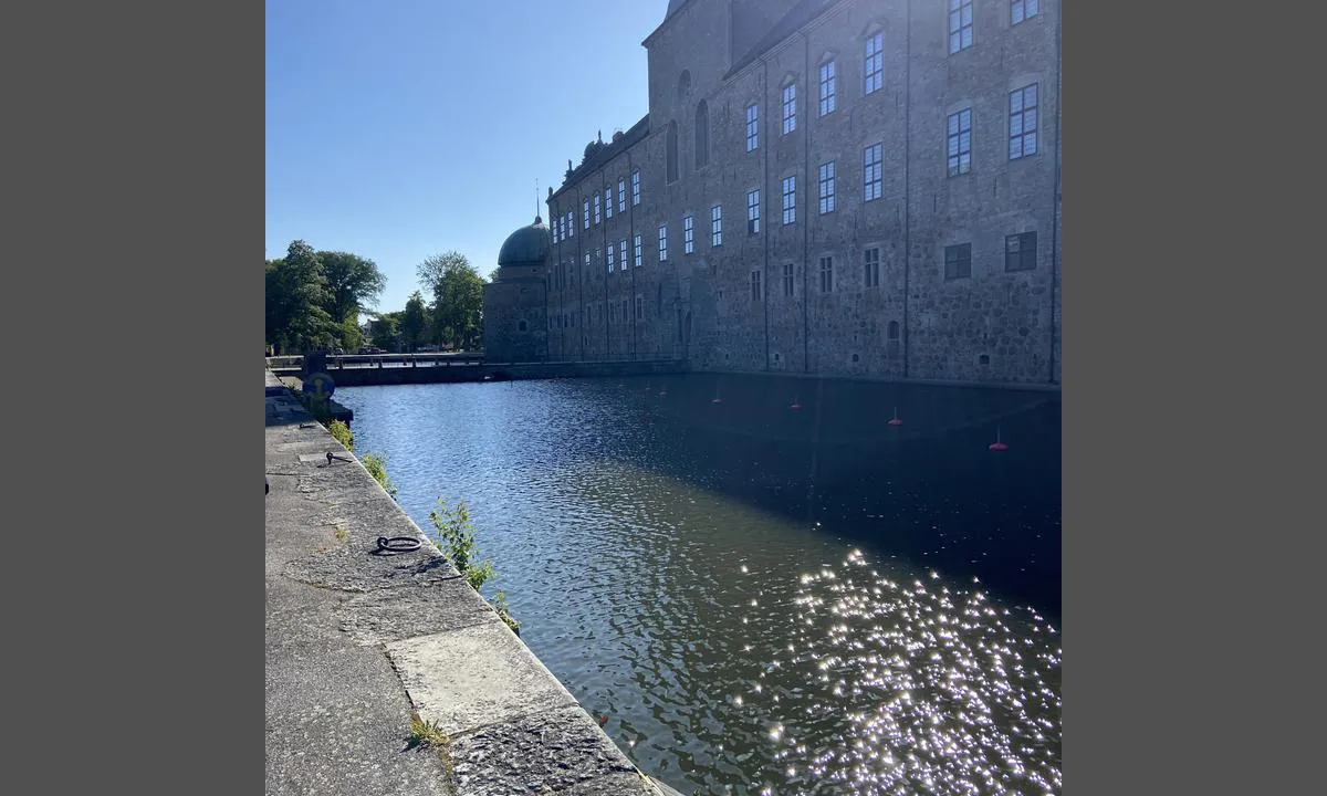 Vadstena: Mooring buoys in front of the Castle