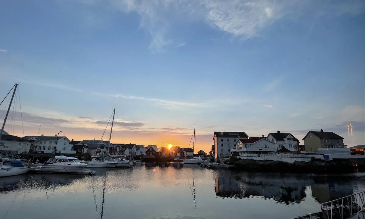 {"base": "no", "no": "Solnedgang i Mai sett fra Veiholmen Brygge.", "se": "Solnedg\u00e5ng i maj sedd fr\u00e5n Veiholmen Brygga.", "en": "Sunset in May seen from Veiholmen Pier.", "da": "Solnedgang i maj set fra Veiholmen Brygge."}