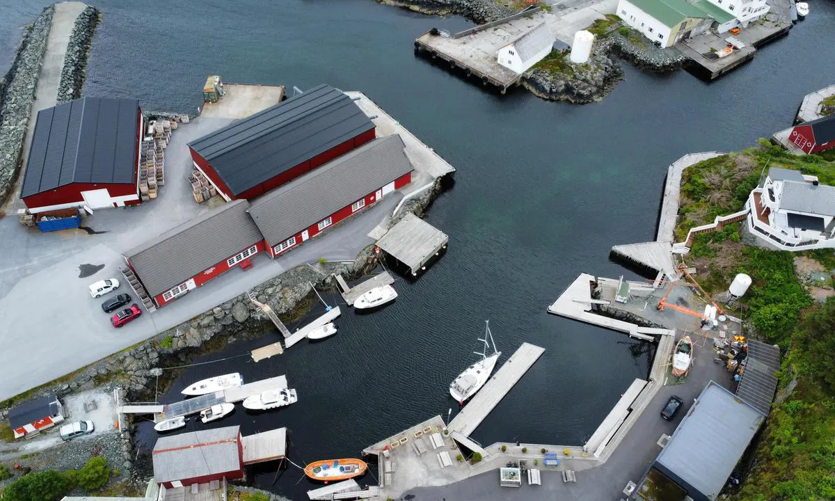 Værlandet: {"base": "no", "no": "God flytebrygge til 2-3 b\u00e5ter innerst. Ellers masse plass langs brygge p\u00e5 land.", "se": "Bra flytbrygga f\u00f6r 2-3 b\u00e5tar innerst. Annars mycket plats l\u00e4ngs bryggan p\u00e5 land.", "en": "Good floating dock for 2-3 boats at the innermost part. Otherwise, plenty of space along the dock on land.", "da": "God flydebro til 2-3 b\u00e5de inderst. Ellers masser af plads langs broen p\u00e5 land."}