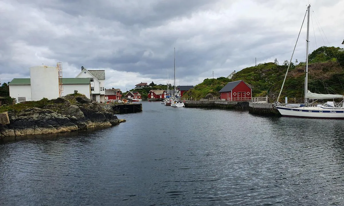 Værlandet: Kaien mellom det røde naustet og seilbåten til høyre, har ikke mye dybde ved fjære sjø. Kaien der seilbåten til høyre ligger, er utsatt ved mye vind og bølger.