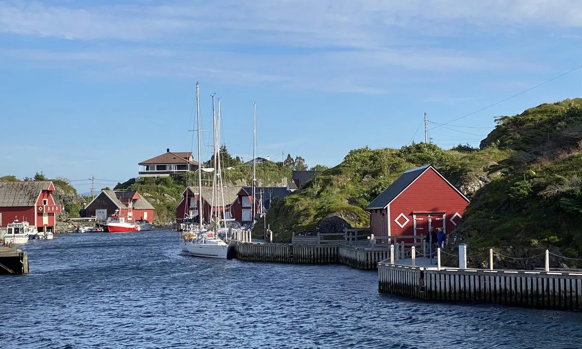 Værlandet: Seilbåtene på bilde ligger også langs gjestekai. 
Plass til mangen båter.