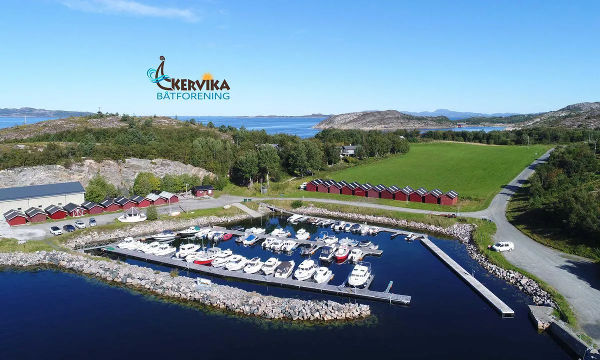 Åkervika Båtforening  - Agdenes: {"base": "no", "no": "Havna sett fra s\u00f8r vest.", "se": "Hamnen sedd fr\u00e5n sydv\u00e4st.", "en": "The harbor seen from the southwest.", "da": "Havnen set fra sydvest."}