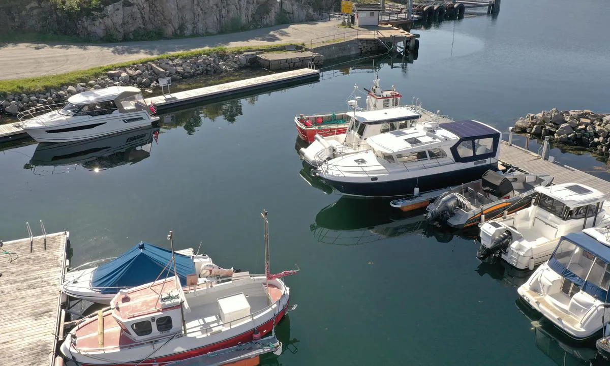 Åkervika Båtforening  - Agdenes: {"base": "no", "no": "B\u00e5ten som ligger longside ligger ved gjestebrygga.", "se": "B\u00e5ten som ligger longside ligger vid g\u00e4stbryggan.", "en": "The boat lying alongside is at the guest pier.", "da": "B\u00e5den som ligger langskibs ligger ved g\u00e6stebroen."}