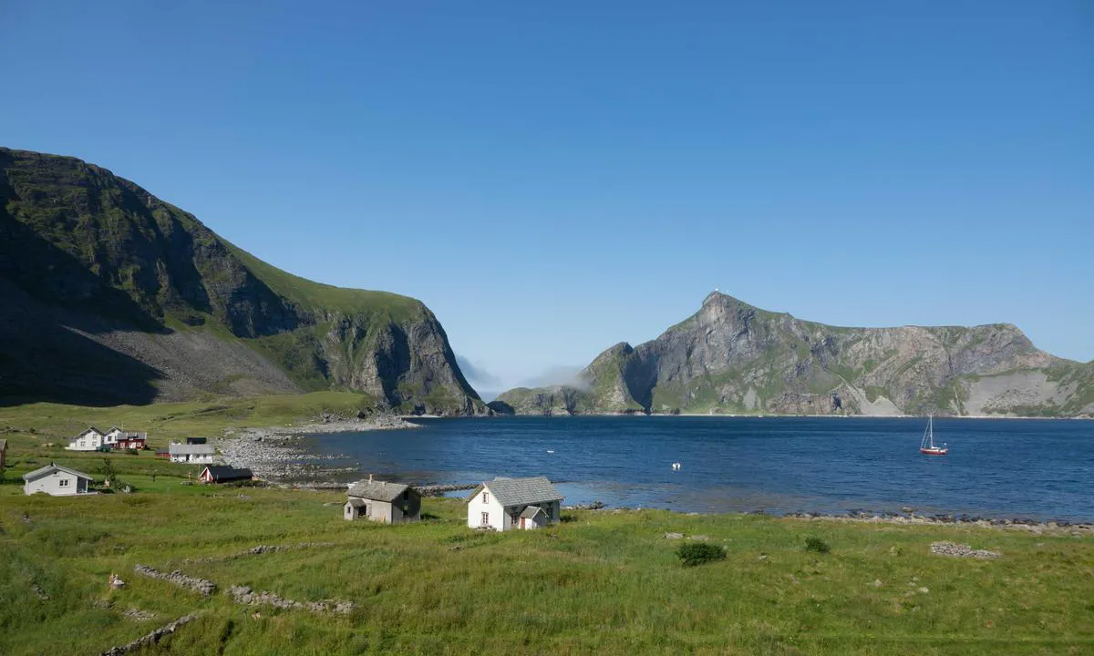 Værøy i Lofoten: Ankret utenfor Måstad i godvær. Bedre beskyttelse utenfor Sanden N i Måstadvikaa, men ankringsplassen her gir tilgang til fotturen opp til Måstadhornet