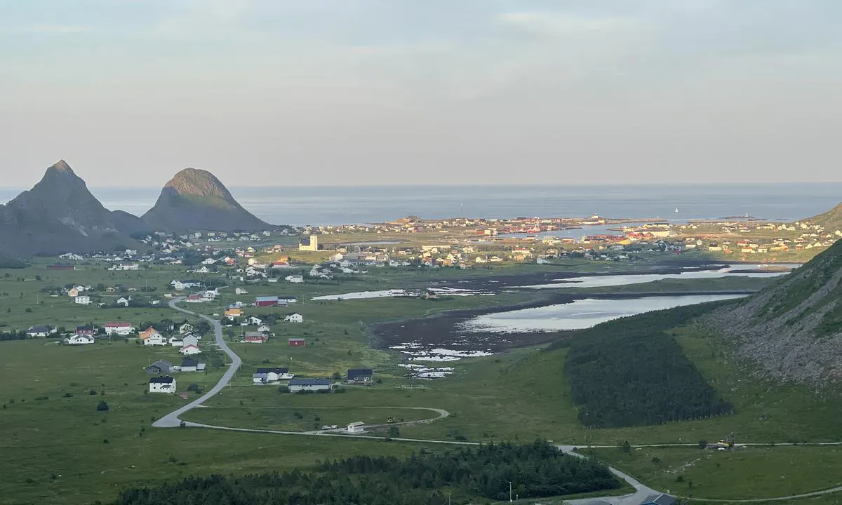 Værøya: {"base": "no", "no": "For tur opp p\u00e5 H\u00e5en eller Hornet, f\u00f8lg veien inn til de bl\u00e5 husene. Tydelig sti videre oppover. Smal grusvei g\u00e5r rundt flatene nede i dalen er ogs\u00e5 et flott turalternativ om man ikke vil i h\u00f8yden.", "se": "F\u00f6r en tur upp p\u00e5 H\u00e5en eller Hornet, f\u00f6lj v\u00e4gen in till de bl\u00e5 husen. Tydlig stig vidare upp\u00e5t. Smal grusv\u00e4g som g\u00e5r runt de \u00f6ppna ytorna nere i dalen \u00e4r ocks\u00e5 ett utm\u00e4rkt alternativ f\u00f6r en promenad om man inte vill g\u00e5 upp p\u00e5 h\u00f6jderna.", "en": "For a trip up to H\u00e5en or Hornet, follow the road to the blue houses. Clear path continues upwards. A narrow gravel road around the flats down in the valley is also a great alternative if you do not want to go up in altitude.", "da": "For tur op p\u00e5 H\u00e5en eller Hornet, f\u00f8lg vejen ind til de bl\u00e5 huse. Tydelig sti videre opad. Smal grusvej g\u00e5r rundt fladerne nede i dalen og er ogs\u00e5 et fantastisk turalternativ, hvis man ikke vil i h\u00f8jden."}