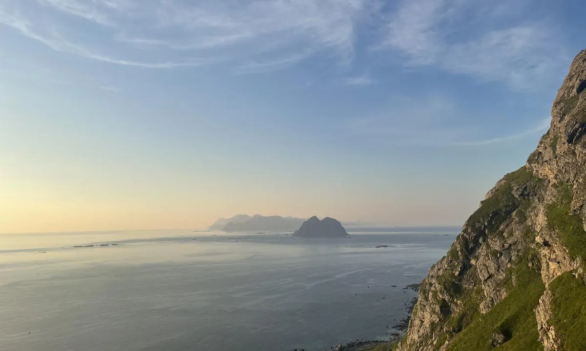 Værøya: {"base": "no", "no": "Fra Hornet, Mosken og Lofoten mot nord.", "se": "Fr\u00e5n Hornet, Mosken och Lofoten mot norr.", "en": "From Hornet, Mosken, and Lofoten towards the north.", "da": "Fra Hornet, Mosken og Lofoten mod nord."}