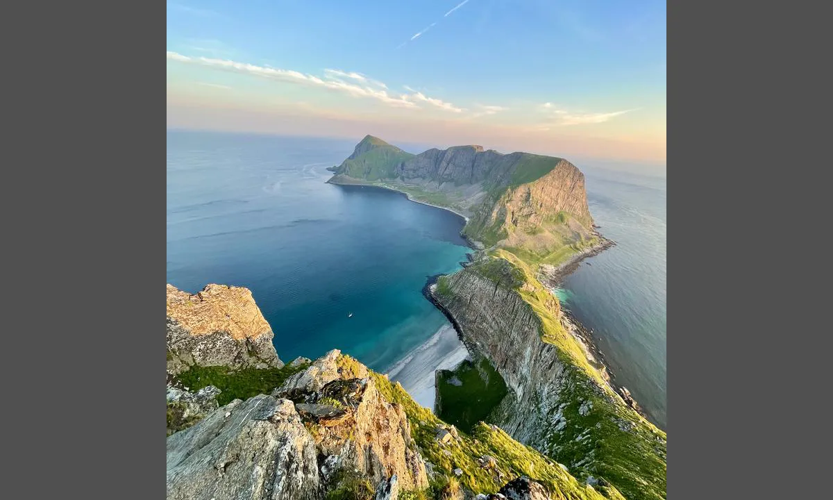 Værøya: {"base": "no", "no": "Bukta med den  ikoniske fjellveggen og lange stranden. Her kan det fint ankres om vinden ikke st\u00e5r fra syd.\r\nBildet tatt fra kantet p\u00e5 H\u00e5en. Advarsel: Bratt..!", "se": "Bukten med den ikoniska bergv\u00e4ggen och den l\u00e5nga stranden. H\u00e4r kan det ankrars om vinden inte kommer fr\u00e5n syd. Bilden tagen fr\u00e5n kanten vid H\u00e5en. Varning: Brant..!", "en": "The bay with the iconic cliff wall and long beach. Anchoring here is fine if the wind is not coming from the south.<br>Photo taken from the edge of H\u00e5en. Warning: Steep..!", "da": "Bugten med den ikoniske klippev\u00e6g og lange strand. Her kan fint ankres, hvis vinden ikke kommer fra syd. Billedet taget fra kanten ved H\u00e5en. Advarsel: Stejl..!"}