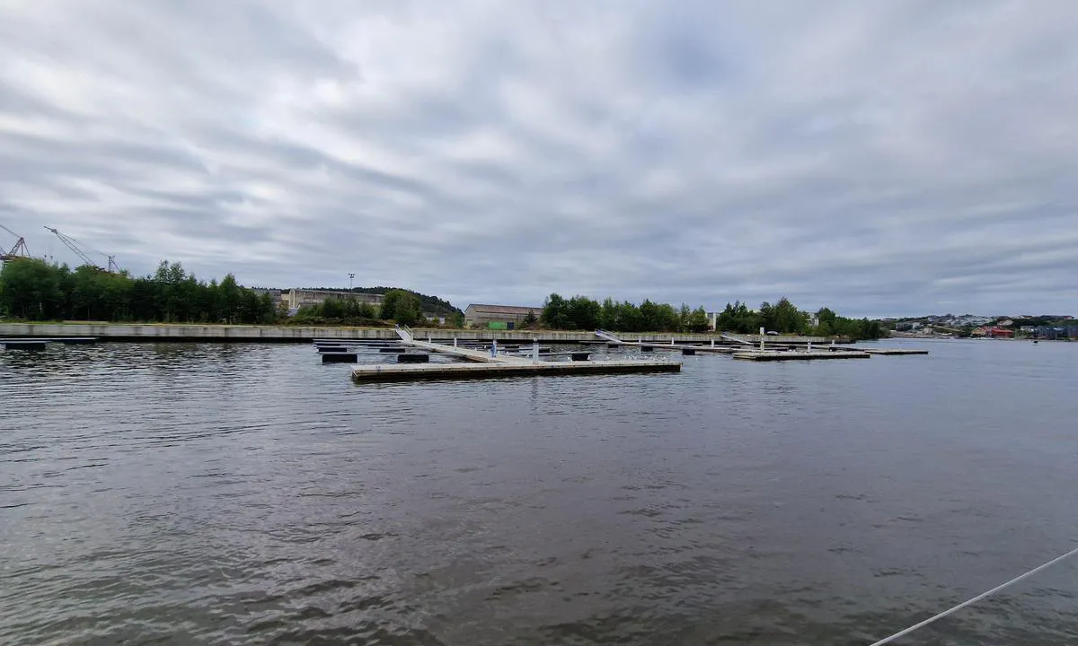 Værste Gjestehavn - Fredrikstad: {"base": "no", "no": "Utvidelse av gjestehavna mot vest.", "se": "Utvidgning av g\u00e4sthamnen mot v\u00e4st.", "en": "Expansion of the guest harbor towards the west.", "da": "Udvidelse af g\u00e6stehavnen mod vest.", "fr": "Extension du port de plaisance vers l'ouest.", "de": "Erweiterung des G\u00e4stehafens nach Westen.", "es": "Extensi\u00f3n del puerto de cruceros hacia el oeste.", "it": "Espansione del porto degli ospiti verso ovest.", "pt": "Expans\u00e3o da marina para visitantes em dire\u00e7\u00e3o ao oeste.", "nl": "Uitbreiding van de passantenhaven naar het westen.", "pl": "Rozbudowa portu go\u015bcinnego na zach\u00f3d.", "uk": "\u0420\u043e\u0437\u0448\u0438\u0440\u0435\u043d\u043d\u044f \u0433\u043e\u0441\u0442\u044c\u043e\u0432\u043e\u0457 \u0433\u0430\u0432\u0430\u043d\u0456 \u043d\u0430 \u0437\u0430\u0445\u0456\u0434.", "ro": "Extinderea portului pentru oaspe\u021bi c\u0103tre vest.", "tr": "Konuk liman\u0131n\u0131n bat\u0131 y\u00f6n\u00fcnde geni\u015fletilmesi.", "el": "\u0395\u03c0\u03ad\u03ba\u03c4\u03b1\u03c3\u03b7 \u03c4\u03bf\u03c5 \u03be\u03b5\u03bd\u03ce\u03bd\u03b1 \u03c0\u03c1\u03bf\u03c2 \u03c4\u03b1 \u03b4\u03c5\u03c4\u03b9\u03ba\u03ac.", "cs": "Roz\u0161\u00ed\u0159en\u00ed p\u0159\u00edstavu pro hosty sm\u011brem na z\u00e1pad.", "hu": "K\u00f6zkik\u00f6t\u0151 b\u0151v\u00edt\u00e9se nyugat fel\u00e9.", "fi": "Laajennus l\u00e4nteen p\u00e4in vierassatamassa.", "bg": "\u0420\u0430\u0437\u0448\u0438\u0440\u044f\u0432\u0430\u043d\u0435 \u043d\u0430 \u043f\u0440\u0438\u0441\u0442\u0430\u043d\u0438\u0449\u0435\u0442\u043e \u0437\u0430 \u0433\u043e\u0441\u0442\u0438 \u043a\u044a\u043c \u0437\u0430\u043f\u0430\u0434.", "sr": "Pro\u0161irenje gostinske luke prema zapadu.", "et": "K\u00fclalissadama laiendamine l\u00e4\u00e4nde.", "lv": "Papla\u0161in\u0101\u0161an\u0101s uz rietumiem.", "lt": "Vakar\u0173 pus\u0117je esantis sve\u010di\u0173 uosto i\u0161pl\u0117timas."}