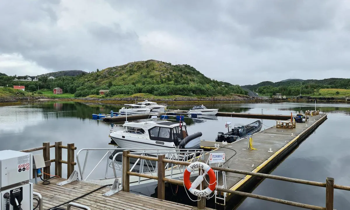 Vågaholmen: Veldig grei plass å ligge, rimelig med strøm og vann.