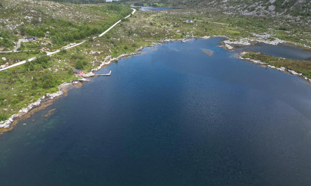 Vågane: {"base": "no", "no": "Ankring p\u00e5 ca 9 mtr.  Obs r\u00f8rledning.\r\nF\u00f8lg n\u00f8ye med i kart ved innsegling.\r\nObs bru 18 mtr p\u00e5 veg inn fr\u00e5 s\u00f8r.", "se": "Ankring p\u00e5 ca 9 mtr. Obs r\u00f6rledning.<br>F\u00f6lj noga med i kartan vid insegling.<br>Obs bro 18 mtr p\u00e5 v\u00e4g in fr\u00e5n s\u00f6der.", "en": "Anchoring at approximately 9 meters. Note pipeline. Follow chart carefully during entry. Note bridge 18 meters on the way in from the south.", "da": "Ankring p\u00e5 ca. 9 m. Obs r\u00f8rledning.<br>F\u00f8lg n\u00f8je med p\u00e5 kort ved indsejling.<br>Obs bro 18 m p\u00e5 vej ind fra syd."}