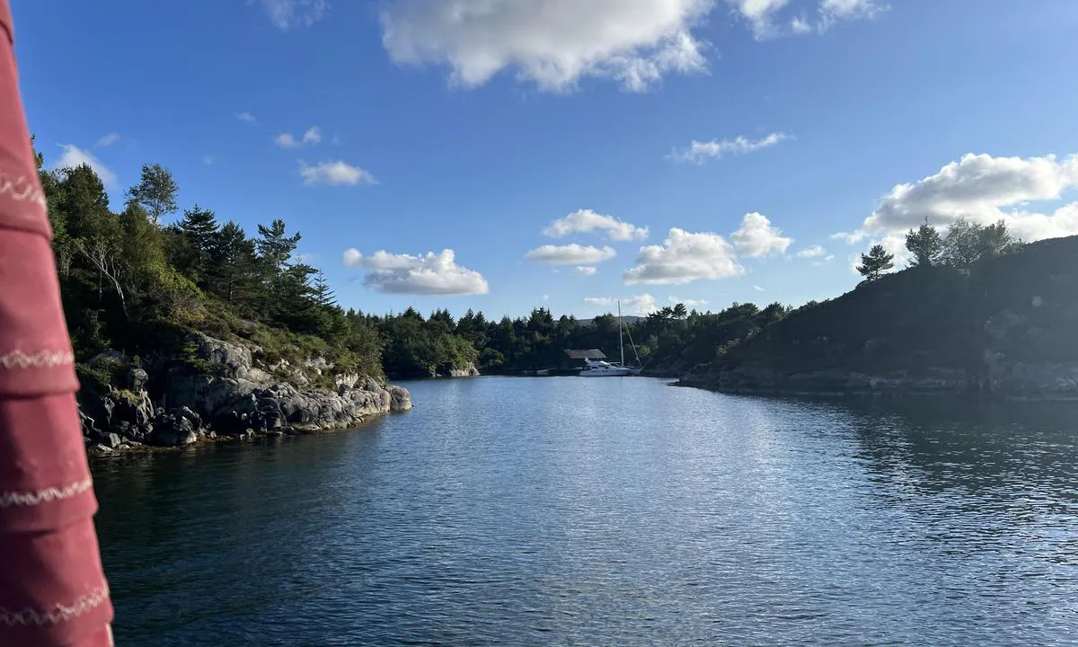 Vågen - Lerøyna: {"base": "no", "no": "Grei innseiling. Men obs grunne 2,1 m", "se": "Enkelt att segla in. Men observera grund 2,1 m", "en": "Easy approach. But beware of the 2.1 m shallow", "da": "Nem indsejling. Men obs grund 2,1 m"}