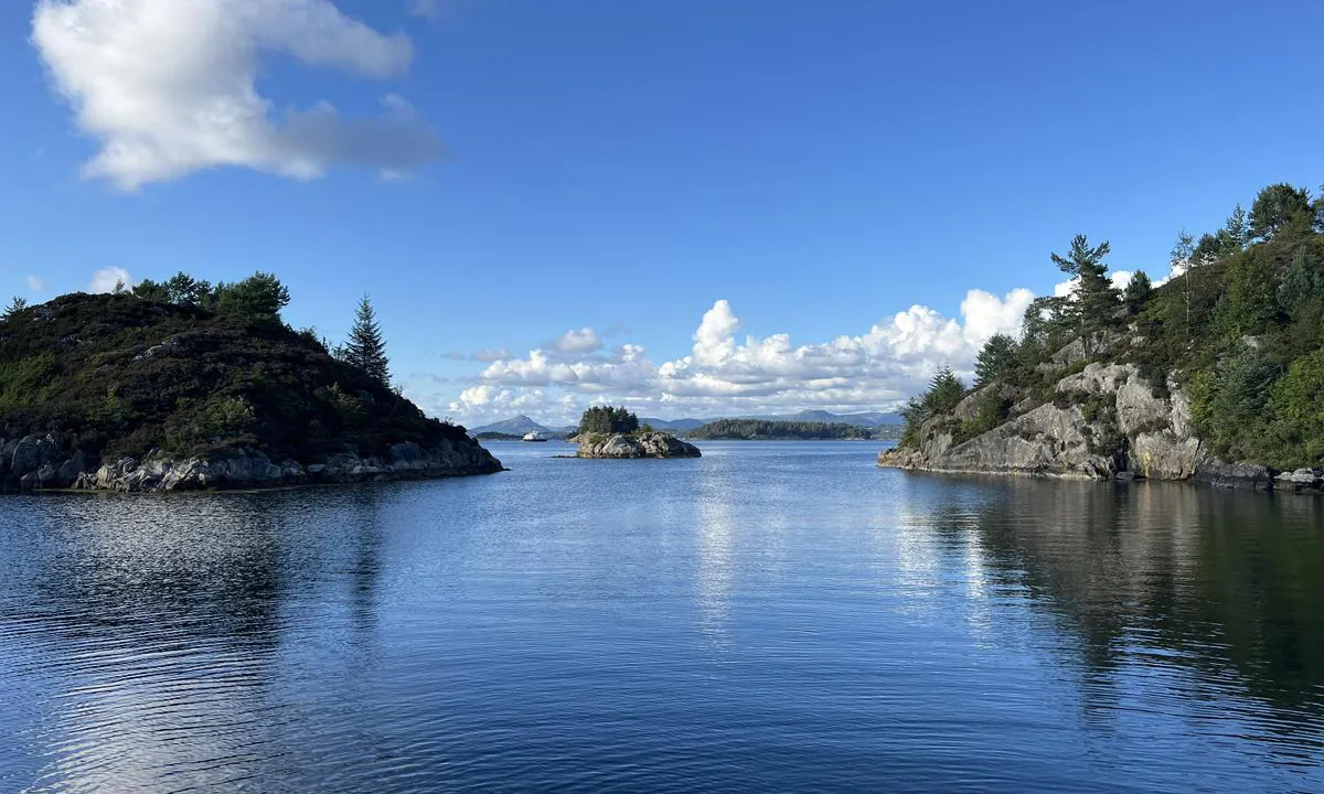 Vågen - Lerøyna: {"base": "no", "no": "Innseglinga til idylliske V\u00e5gen", "se": "Inseglingen till idylliska V\u00e5gen", "en": "The entrance to the idyllic V\u00e5gen", "da": "Indsejlingen til idylliske V\u00e5gen"}