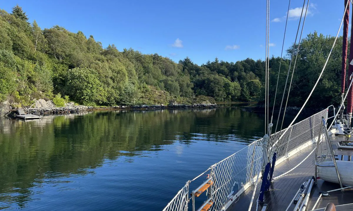 Vågen - Lerøyna: {"base": "no", "no": "Ankring ca 6 m anbefaler tau i land", "se": "Ankring ca 6 m rekommenderar tross i land", "en": "Anchoring approximately 6 m, recommend using a line ashore", "da": "Ankring ca. 6 m anbefaler reb til land"}