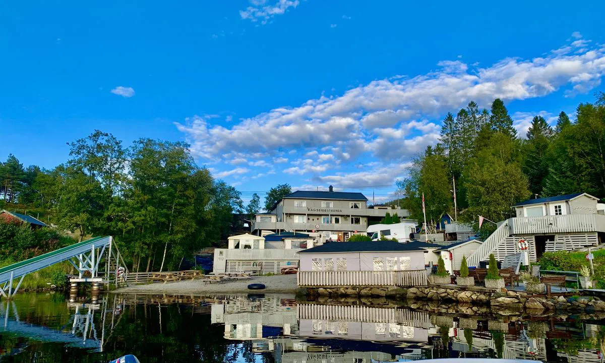 Vågseidstranda: Strand og vannsklie.